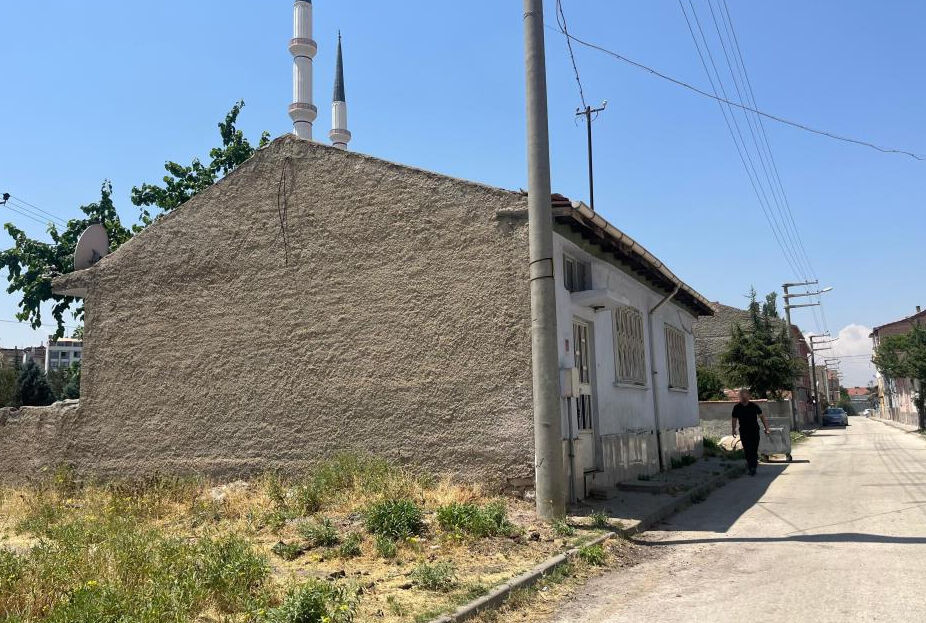 Sahibi vefat etti, levye ile kapıyı kırıp evi sahiplendiler! - 1. Resim