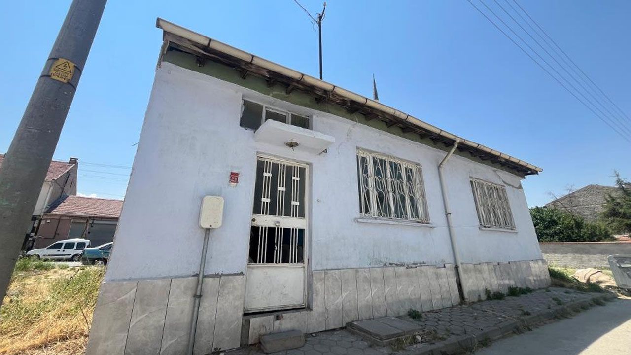 Sahibi vefat etti, levye ile kapıyı kırıp evi sahiplendiler! Sahibi vefat etti, levye ile kapıyı kırıp evi sahiplendiler!
