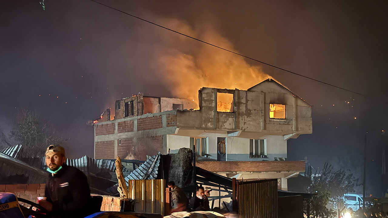 Sakarya, Bilecik ve Uşak'ta alevler yükseldi! Evler alev topuna döndü, tahliye başladı - 1. Resim