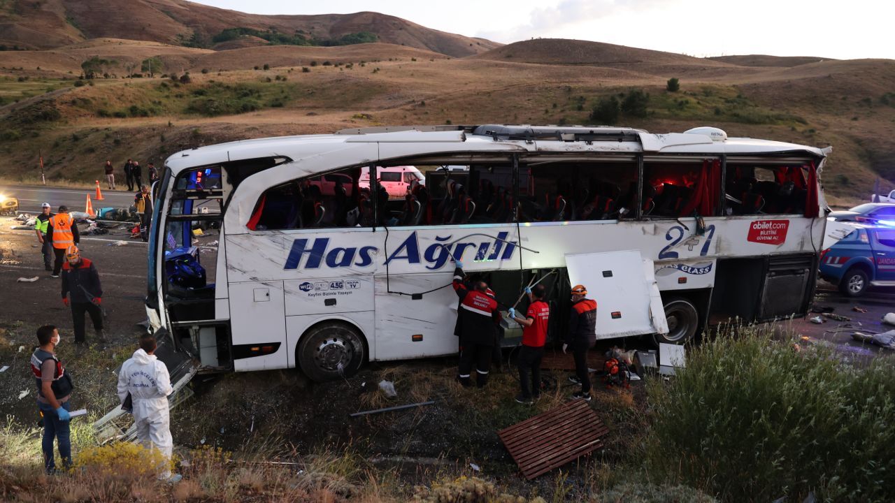 Sivas’ta yolcu otobüsü devrilmiş, can pazarı yaşanmıştı! Feci kazada şoför hakkında karar verildi Sivas’ta yolcu otobüsü devrilmiş, can pazarı yaşanmıştı! Feci kazada şoför hakkında karar verildi