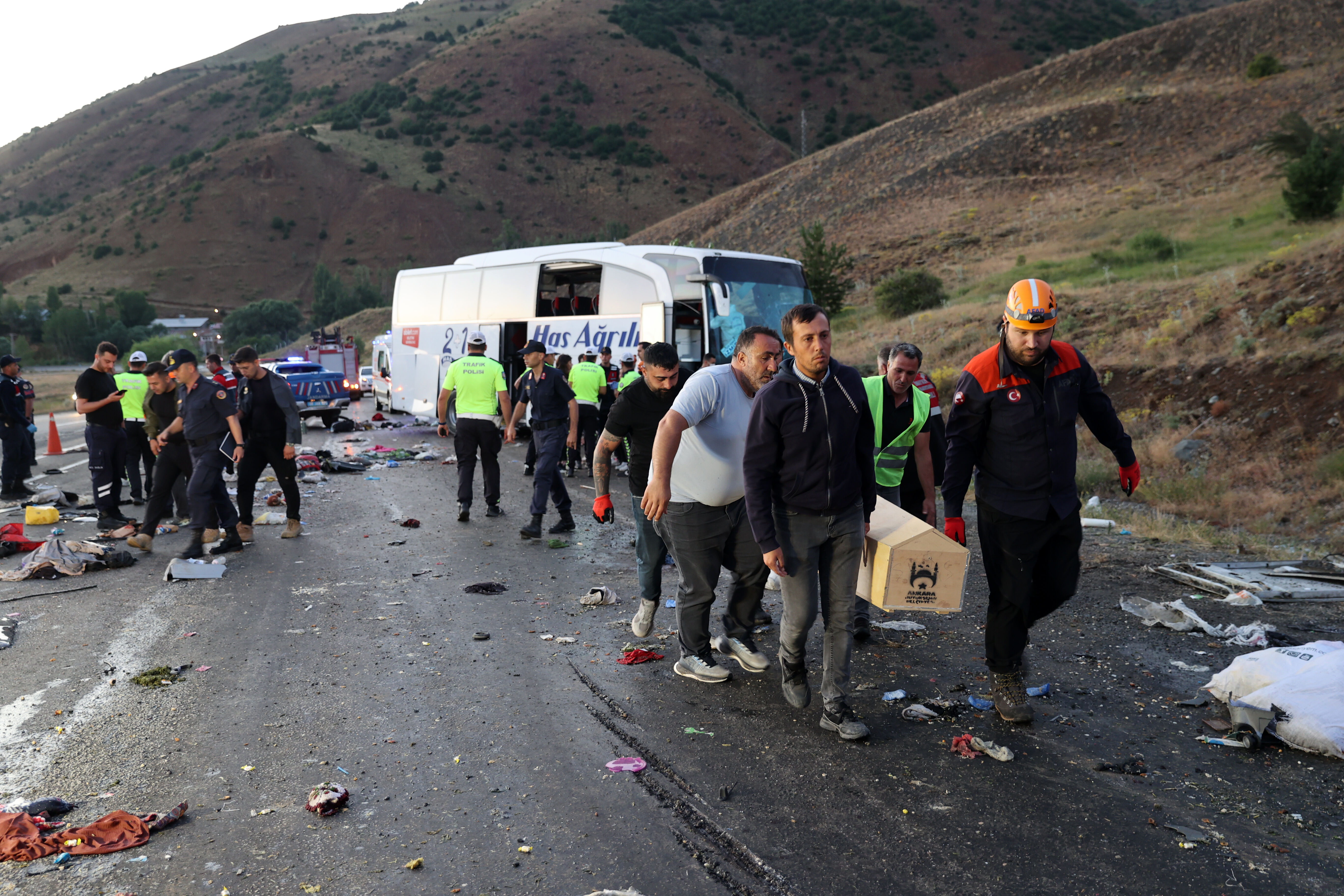 Sivas’ta yolcu otobüsü devrilmiş, can pazarı yaşanmıştı! Feci kazada şoför hakkında karar verildi - 2. Resim