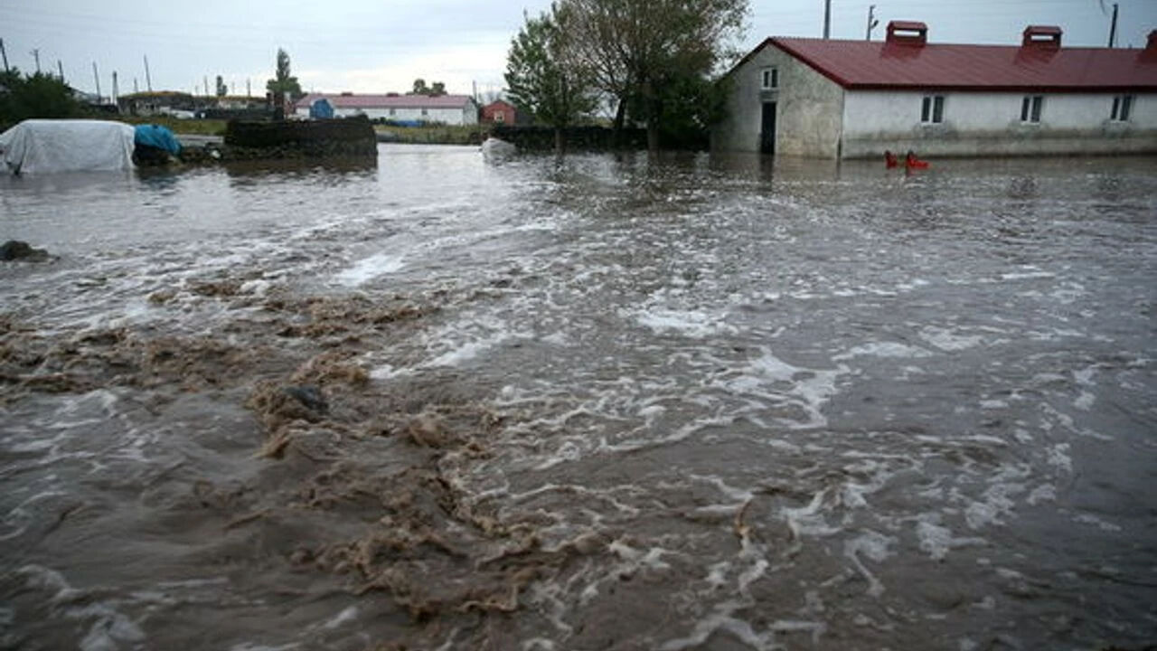 Yazın ortasında şiddetli yağış vurdu! Sel suları önüne çıkan her şeyi sürükledi - 1. Resim