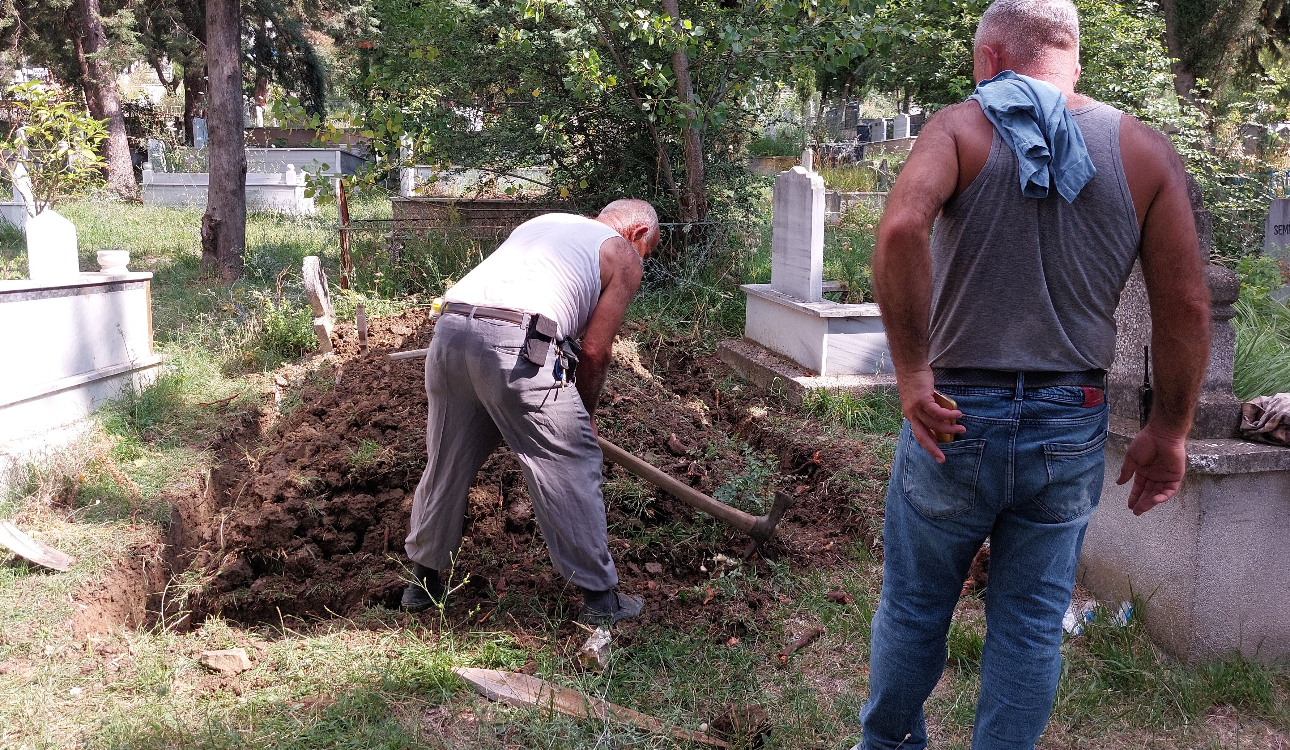 Ağabeyinin mezarında buldukları hayatının şokunu yaşattı! Hemen polisi aradı - 1. Resim