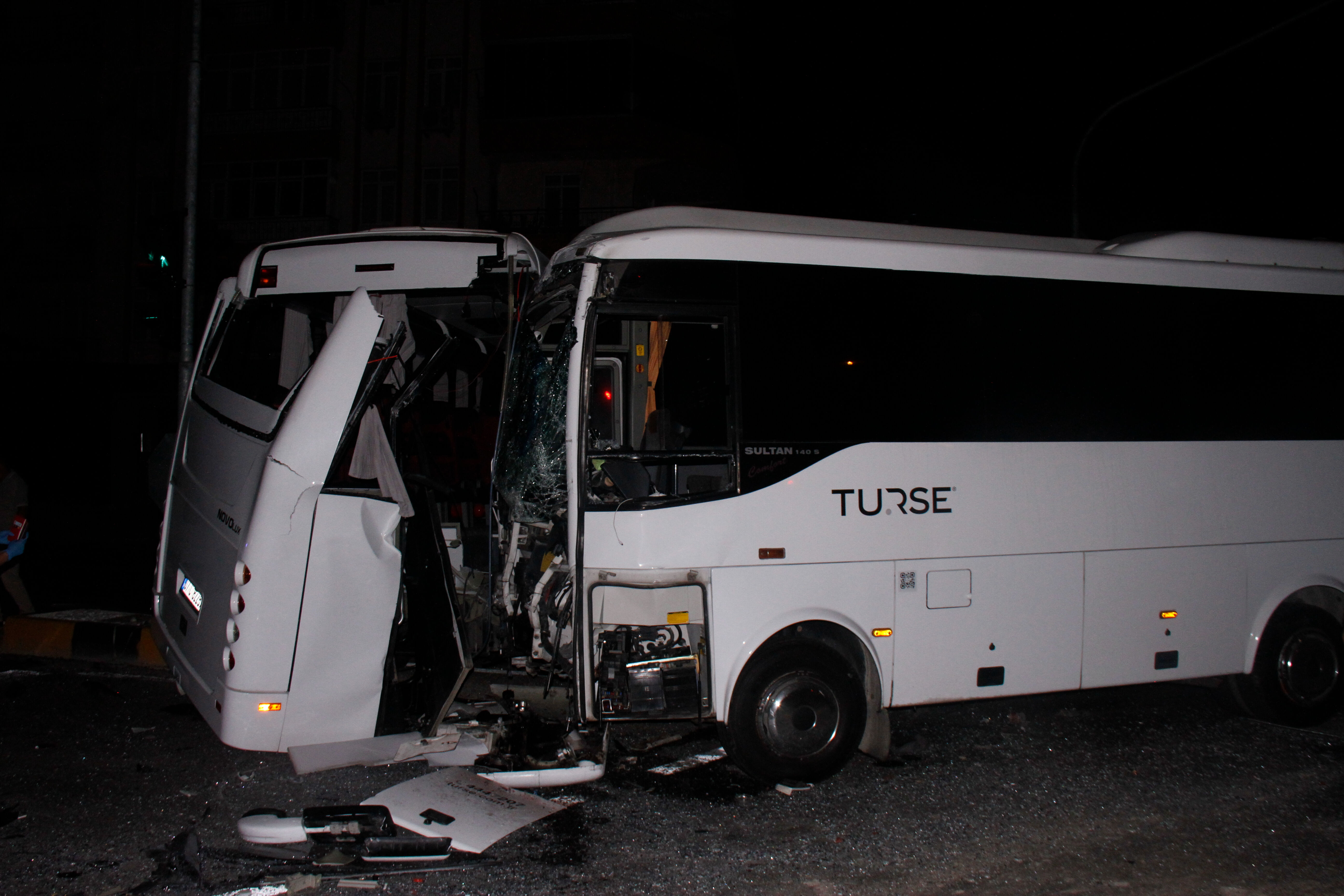 Antalya'da 3 midibüs birbirine girdi! Ortalık savaş alanına döndü Antalya'da 3 midibüs birbirine girdi! Ortalık savaş alanına döndü - 1. Resim