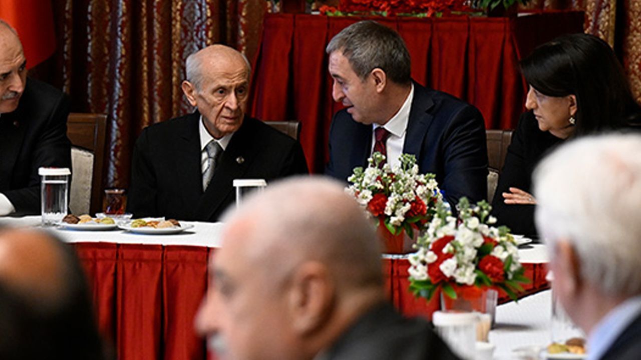 Bahçeli'nin "Kürt ve Alevi cumhurbaşkanı yardımcısı olsun" sözlerine DEM Parti'den ilk yorum Bahçeli'nin "Kürt ve Alevi cumhurbaşkanı yardımcısı olsun" sözlerine DEM Parti'den ilk yorum