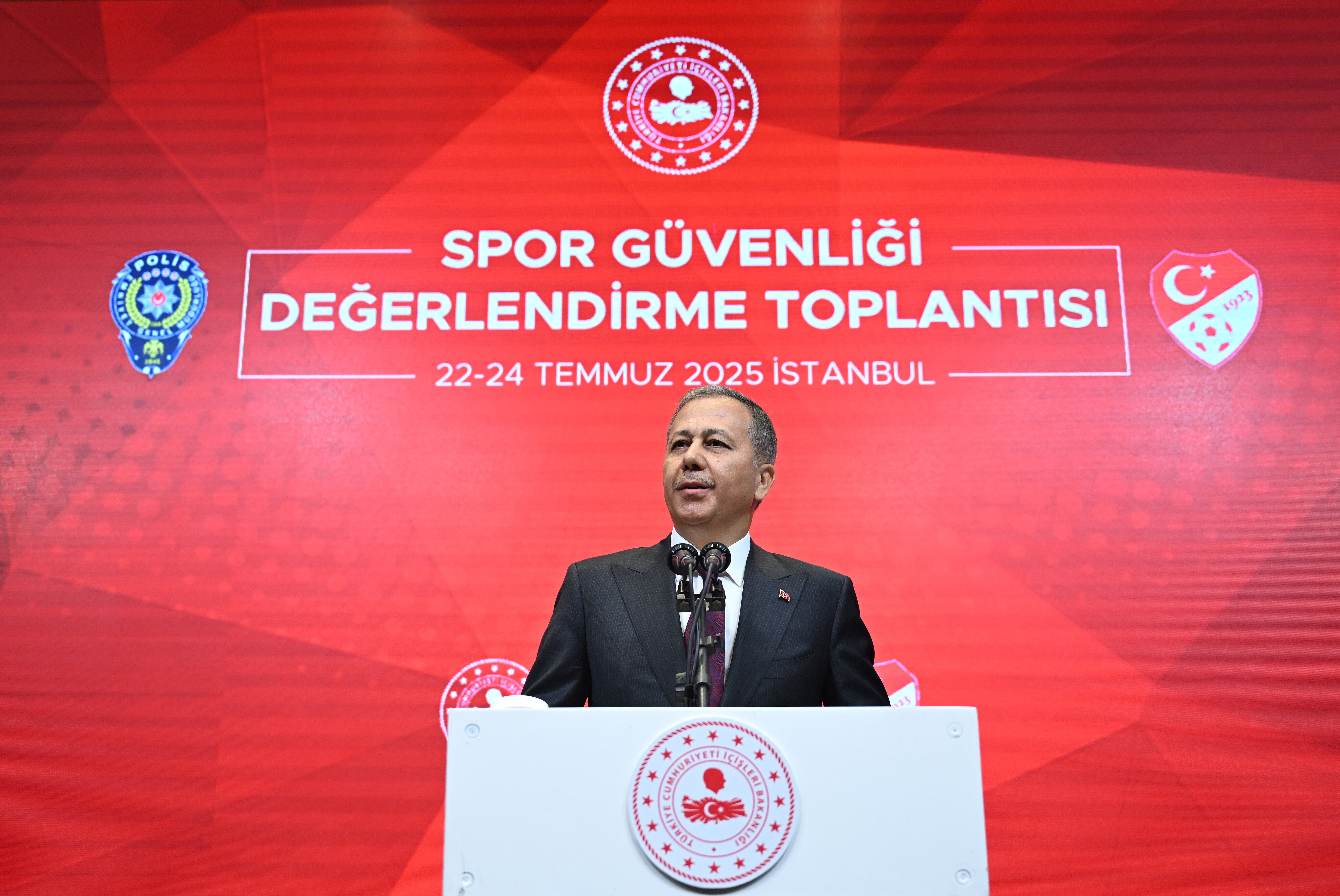 Bakan Yerlikaya talimatı verdi! Protokol tribününe giriş için yeni kural Bakan Yerlikaya talimatı verdi! Protokol tribününe giriş için yeni kural - 3. Resim