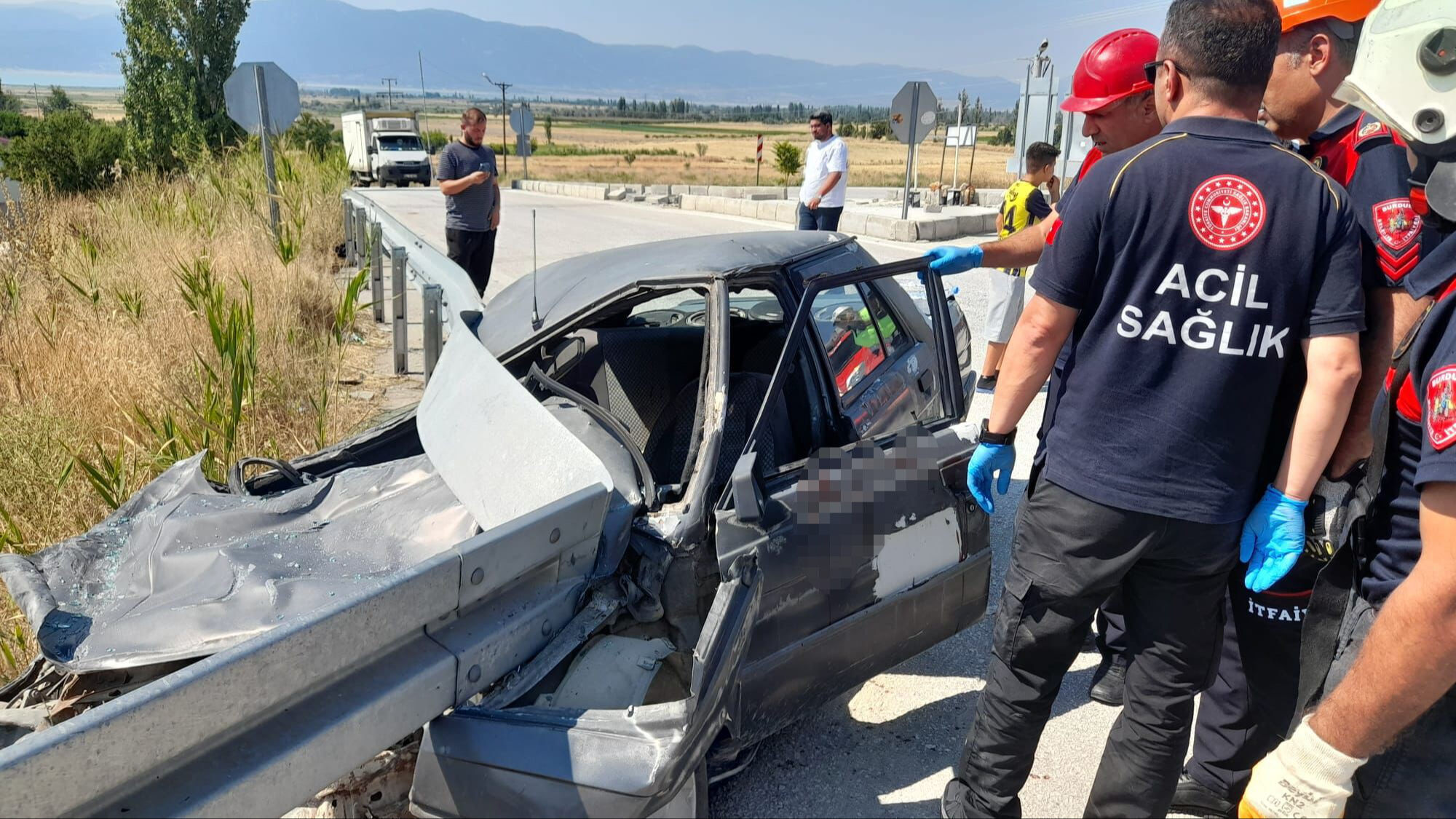 Bariyere ok gibi saplandı, hurdaya dönen araçtan canlı çıktı Bariyere ok gibi saplandı, hurdaya dönen araçtan canlı çıktı - 1. Resim
