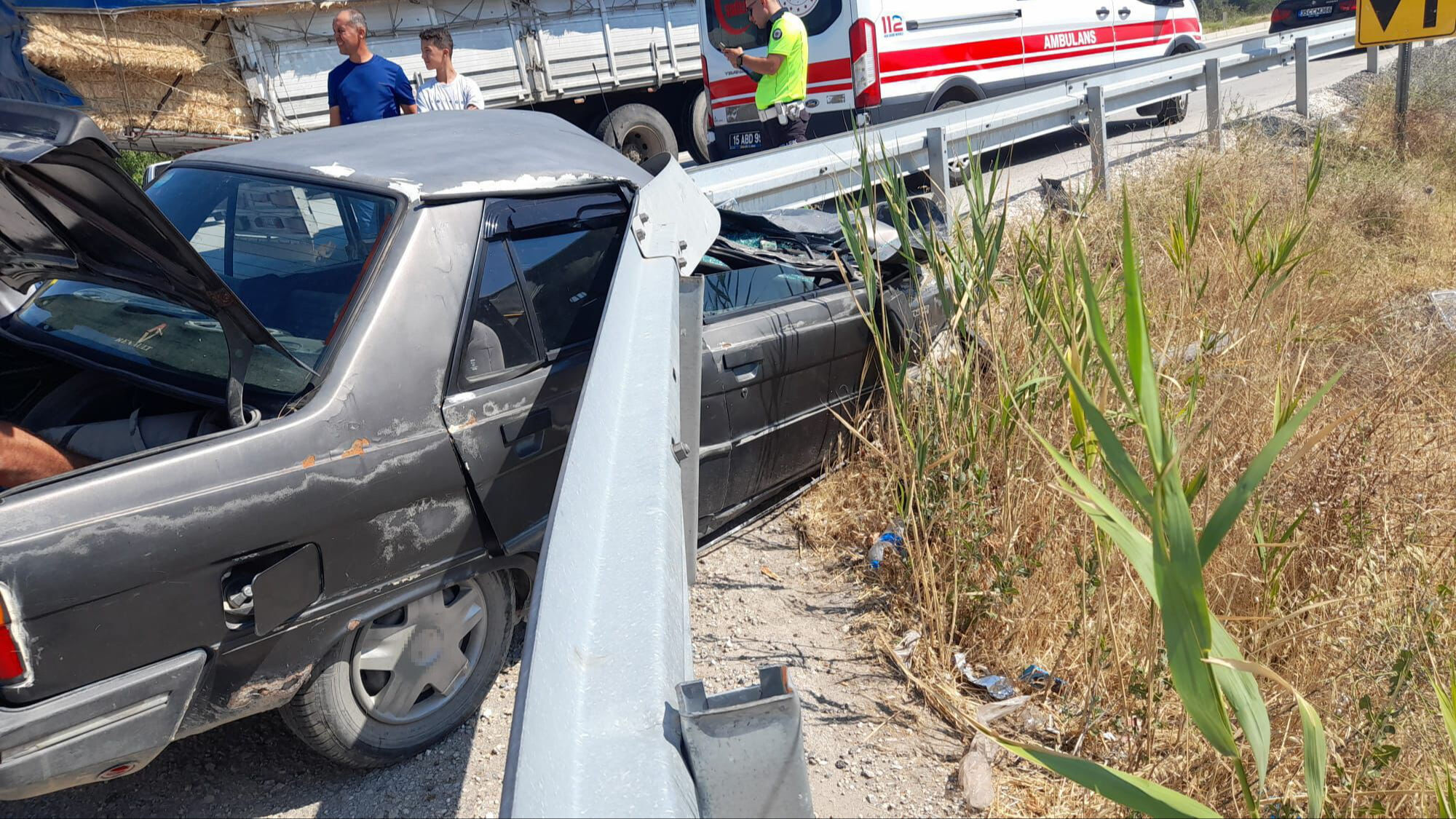 Bariyere ok gibi saplandı, hurdaya dönen araçtan canlı çıktı Bariyere ok gibi saplandı, hurdaya dönen araçtan canlı çıktı - 2. Resim