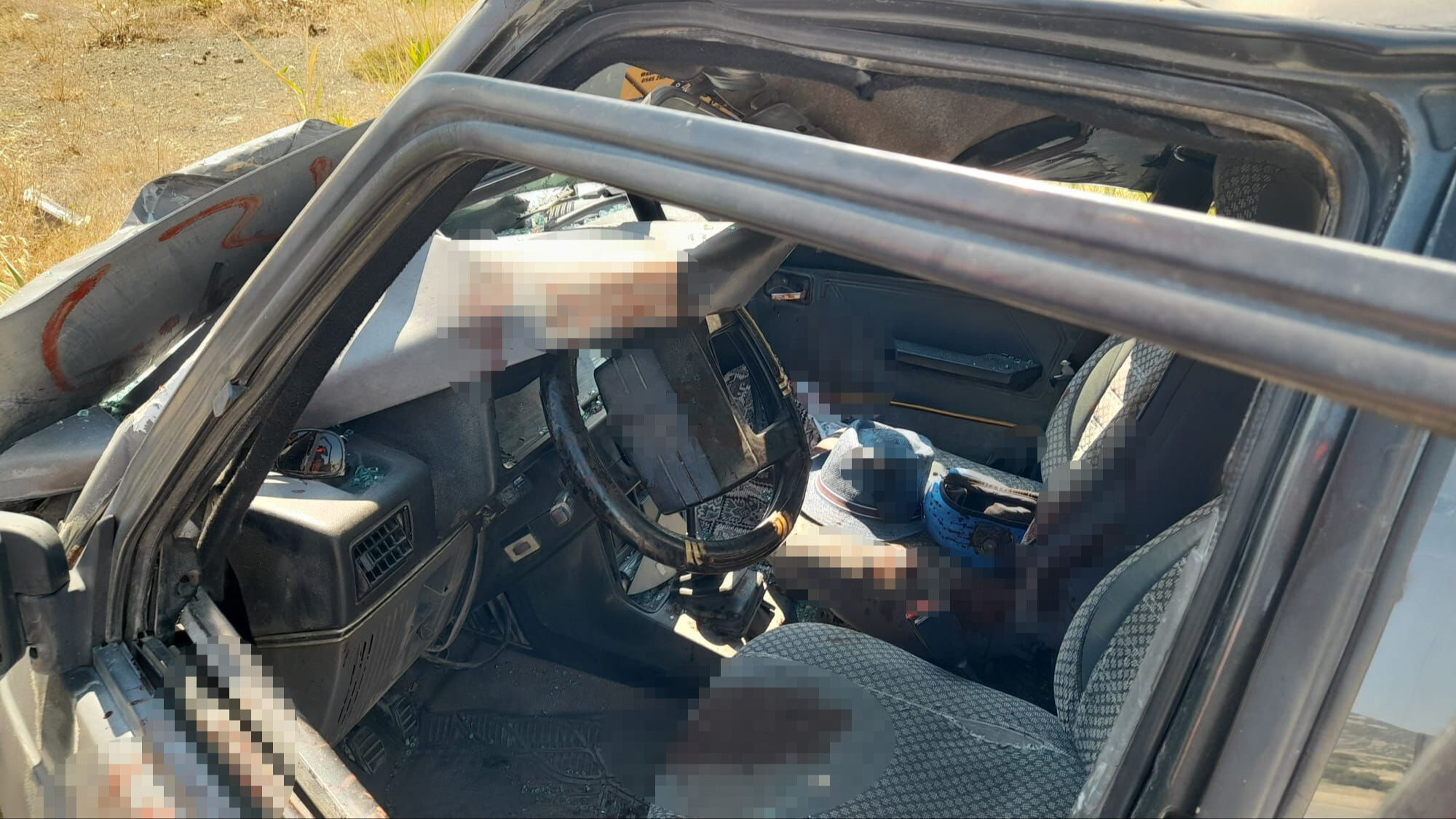 Bariyere ok gibi saplandı, hurdaya dönen araçtan canlı çıktı Bariyere ok gibi saplandı, hurdaya dönen araçtan canlı çıktı - 3. Resim