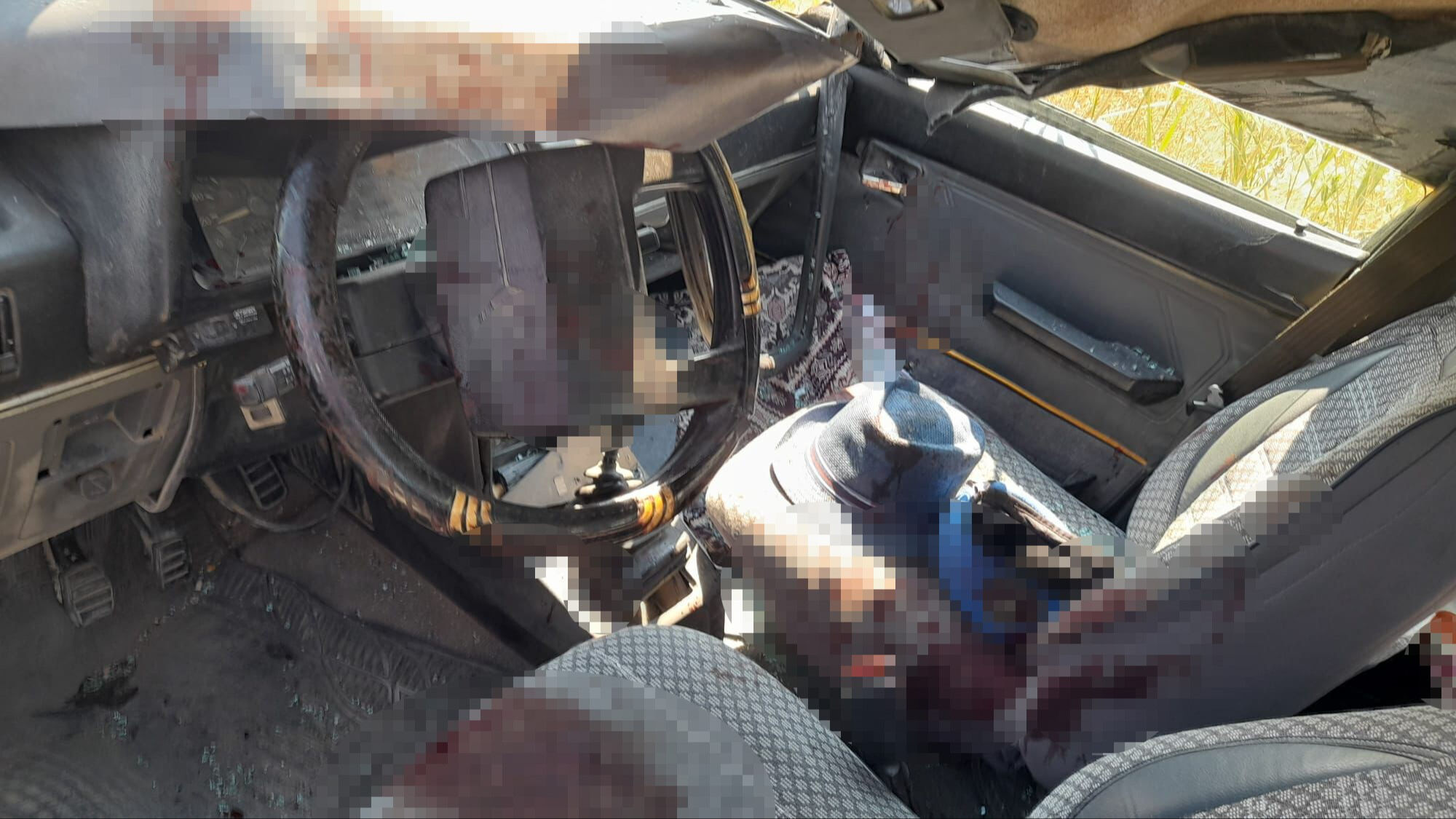 Bariyere ok gibi saplandı, hurdaya dönen araçtan canlı çıktı Bariyere ok gibi saplandı, hurdaya dönen araçtan canlı çıktı - 4. Resim