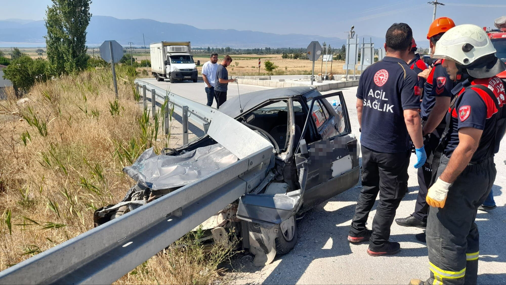 Bariyere ok gibi saplandı, hurdaya dönen araçtan canlı çıktı Bariyere ok gibi saplandı, hurdaya dönen araçtan canlı çıktı - 5. Resim