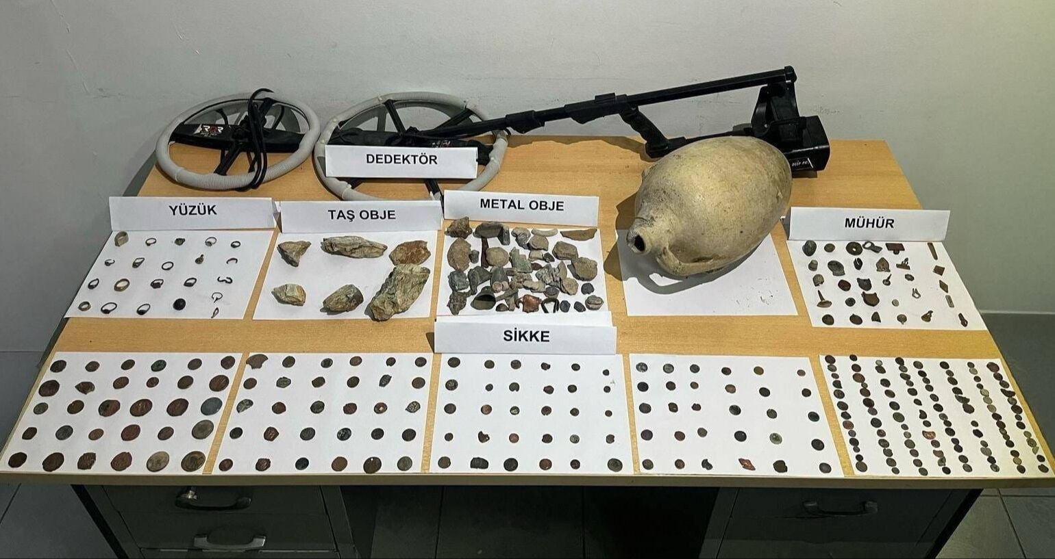Baskın yapılan evden müze çıktı: 250 sikke, 404 tarihi eser Baskı yapılan evden müze çıktı: 250 sikke, 404 tarihi eser - 1. Resim