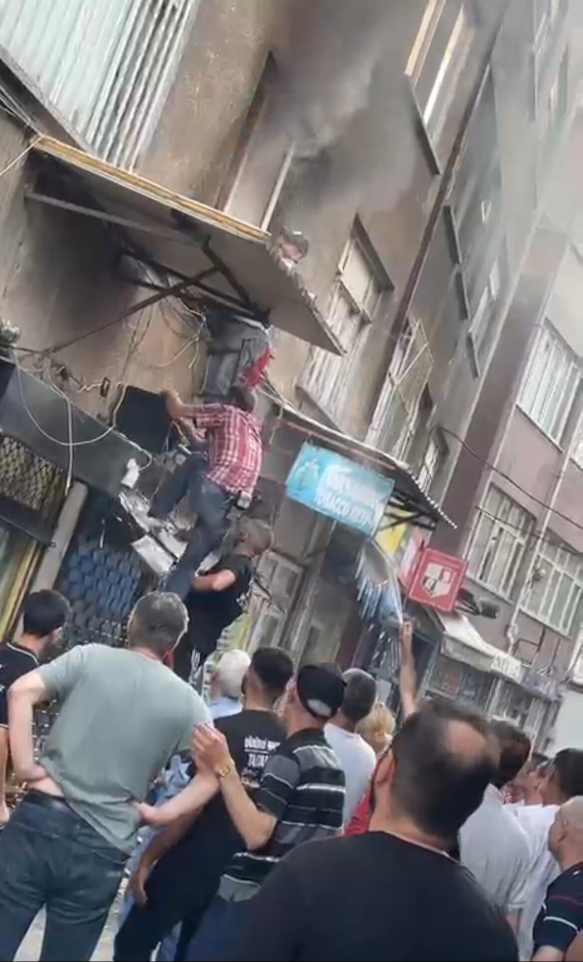 Bursa'da feci yangın! Alevlerin arasında kalan kadın yardım çığlığı attı Bursa'da feci yangın! Alevlerin arasında kalan kadın yardım çığlığı attı - 2. Resim