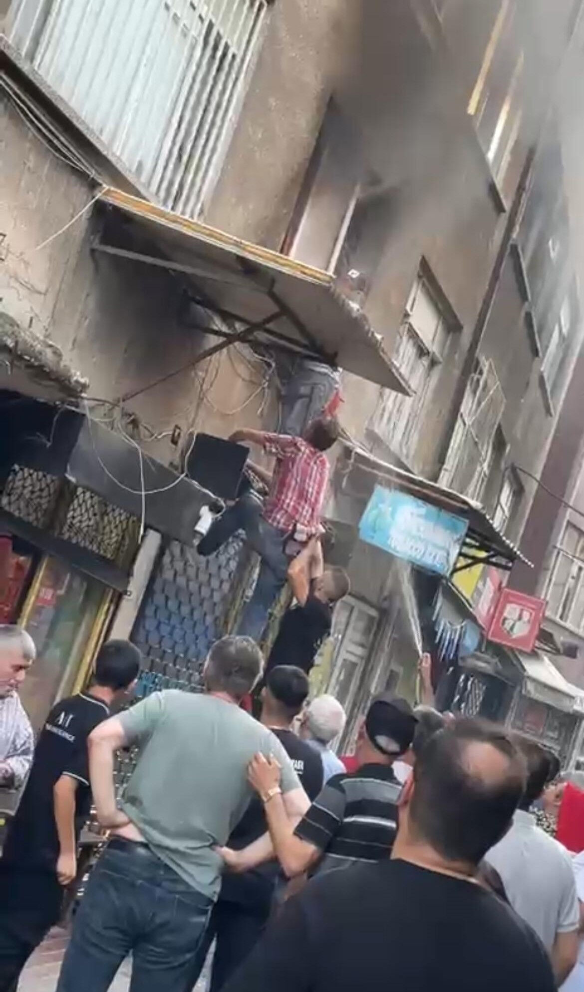 Bursa'da feci yangın! Alevlerin arasında kalan kadın yardım çığlığı attı Bursa'da feci yangın! Alevlerin arasında kalan kadın yardım çığlığı attı - 1. Resim