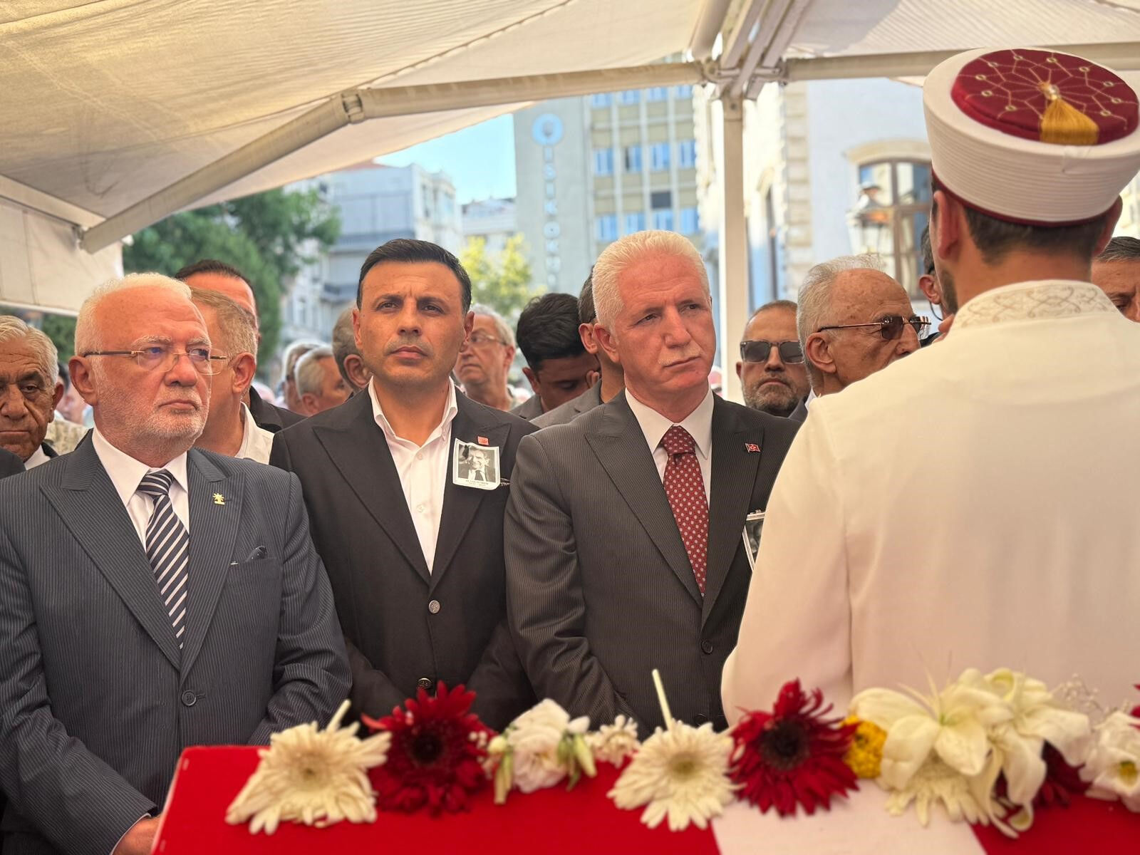 Eski CHP Genel Başkanı Altan Öymen son yolculuğuna uğurlandı Eski CHP Genel Başkanı Altan Öymen son yolculuğuna uğurlandı - 1. Resim