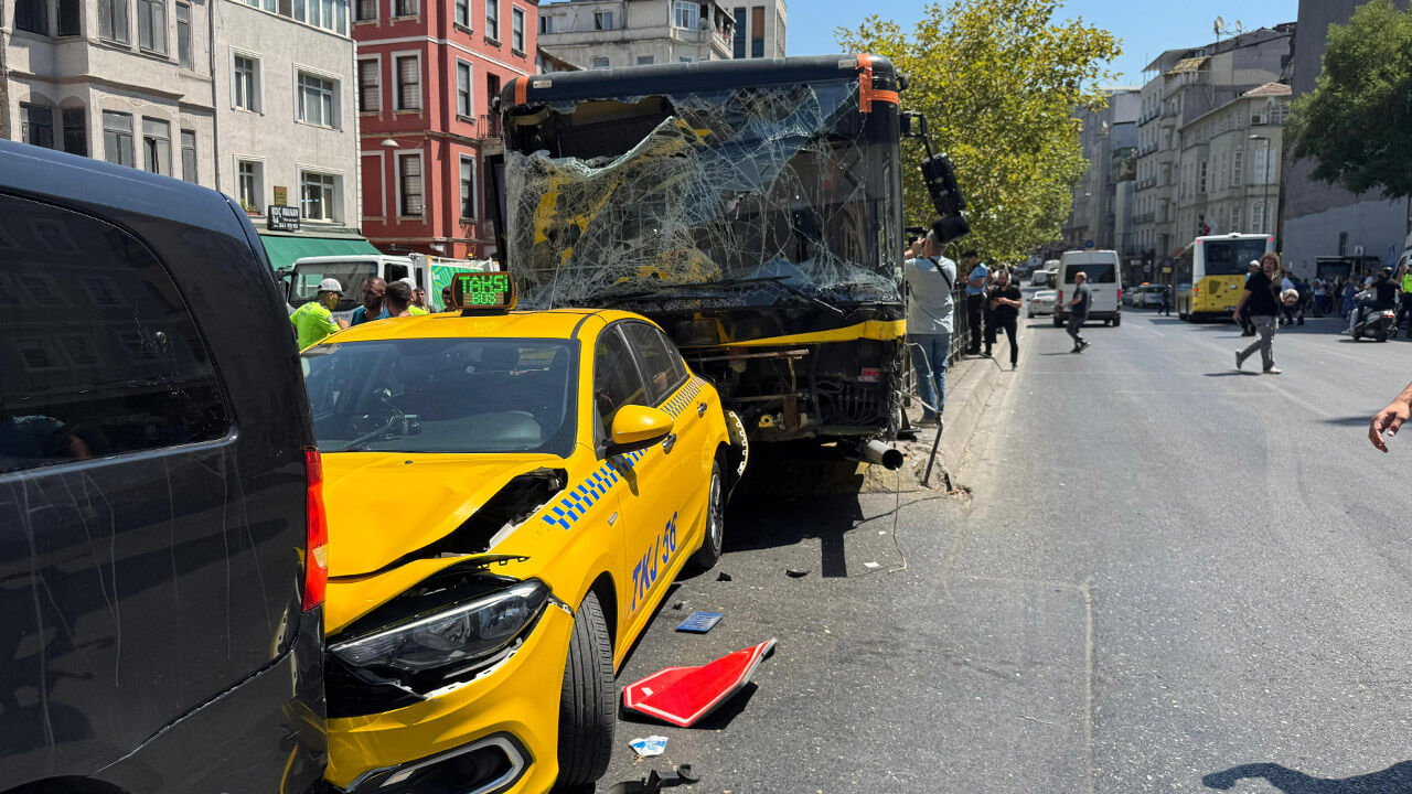 İETT otobüsü çok sayıda araca çarptı! Yaralılar var - 1. Resim