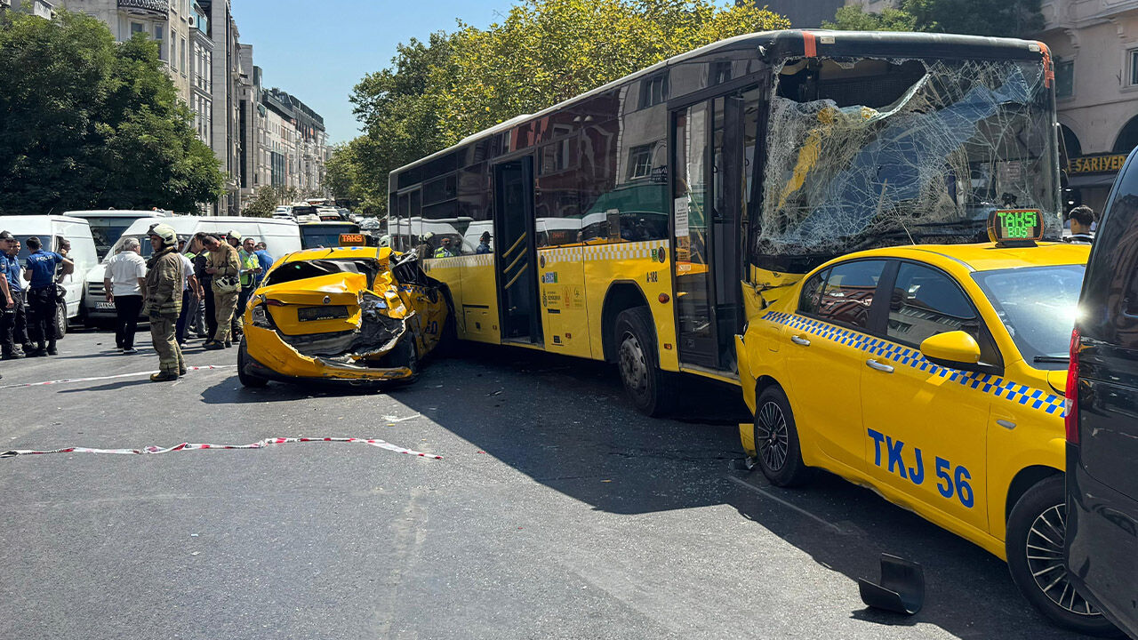 İETT otobüsü çok sayıda araca çarptı! Yaralılar var - 2. Resim