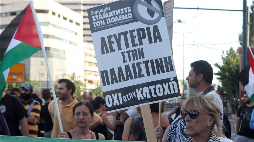 İsrail gemisi Yunan limanında duvara çarptı: Filistin bayraklarıyla karşılandılar! - 1. Resim