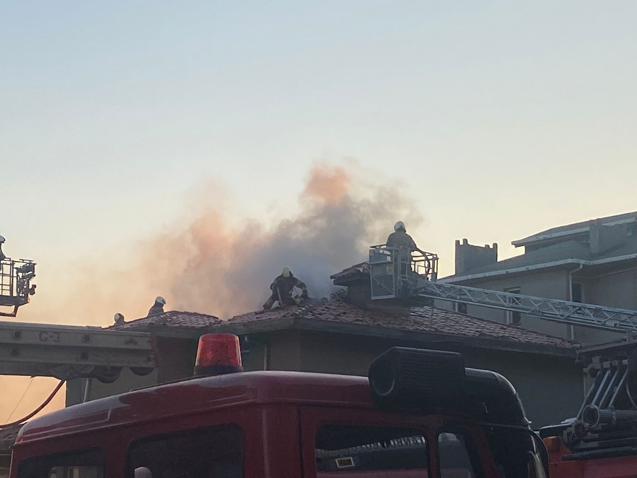 İstanbul'da mangal faciası! Üsküdar'da 3 katlı bina cayır cayır yandı İstanbul'da mangal faciası! Üsküdar'da 3 katlı bina cayır cayır yandı - 1. Resim