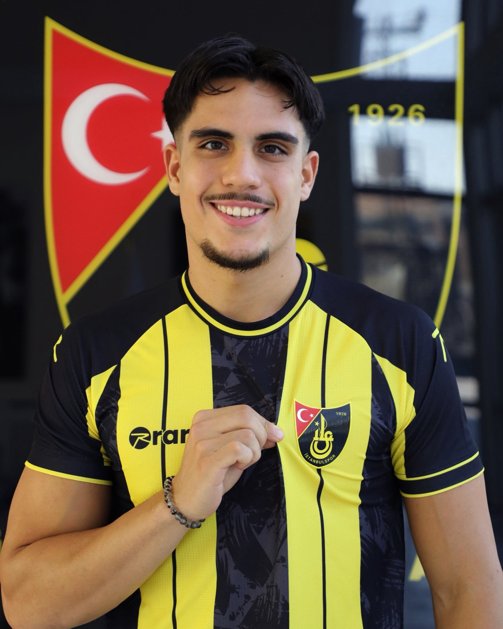 İstanbulspor, genç stoperi renklerine bağladı İstanbulspor, genç stoperi renklerine bağladı - 1. Resim
