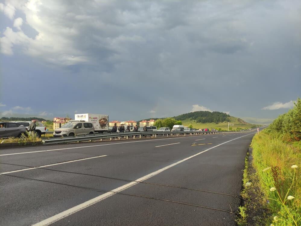 Kayan tır yolu kapattı! Kilometrelerce kuyruk oluştu - 1. Resim