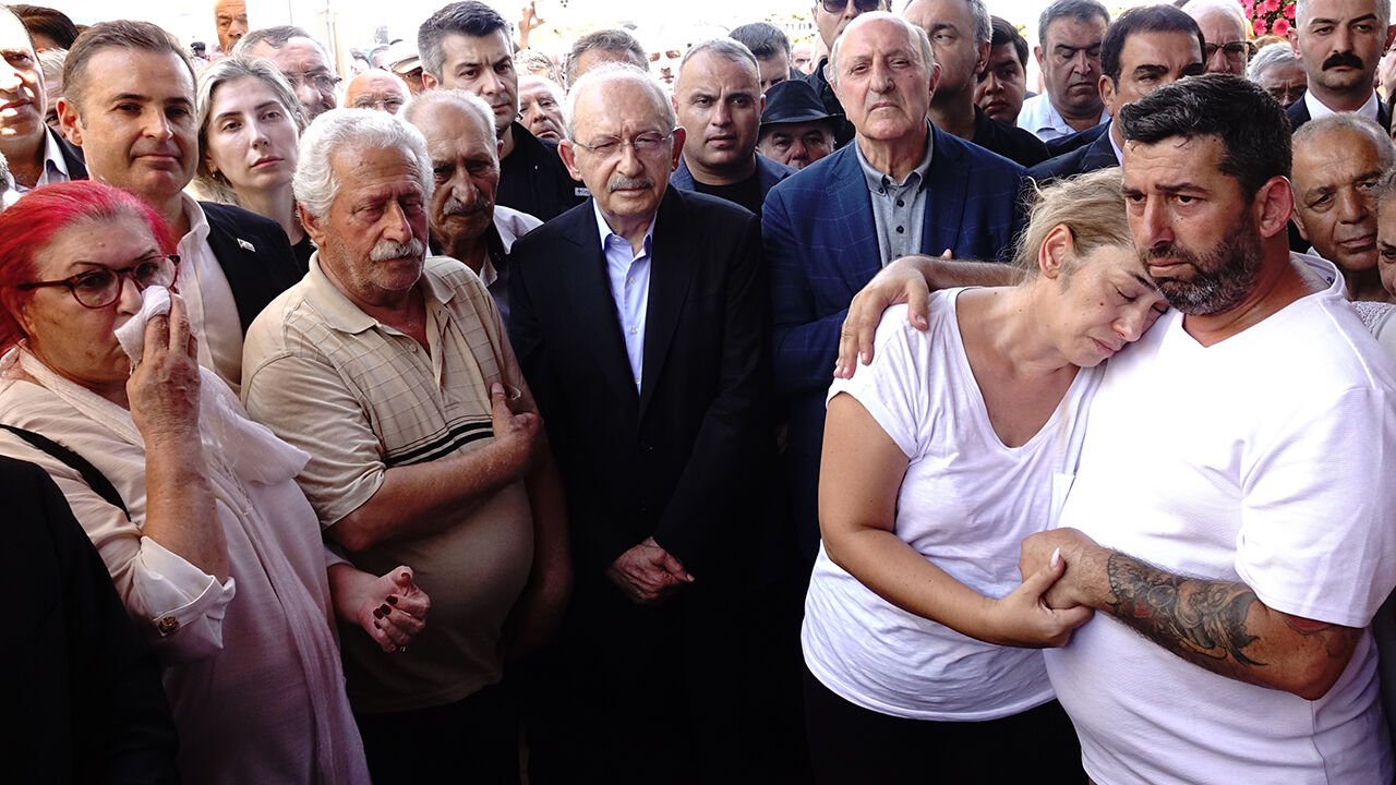 Kılıçdaroğlu'nun acı günü! İkizini kendi elleriyle toprağa verdi Kılıçdaroğlu'nun acı günü! İkizini kendi elleriyle toprağa verdi - 2. Resim
