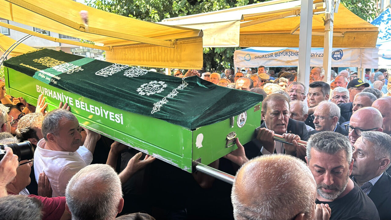 Kılıçdaroğlu'nun acı günü! İkizini kendi elleriyle toprağa verdi Kılıçdaroğlu'nun acı günü! İkizini kendi elleriyle toprağa verdi - 1. Resim