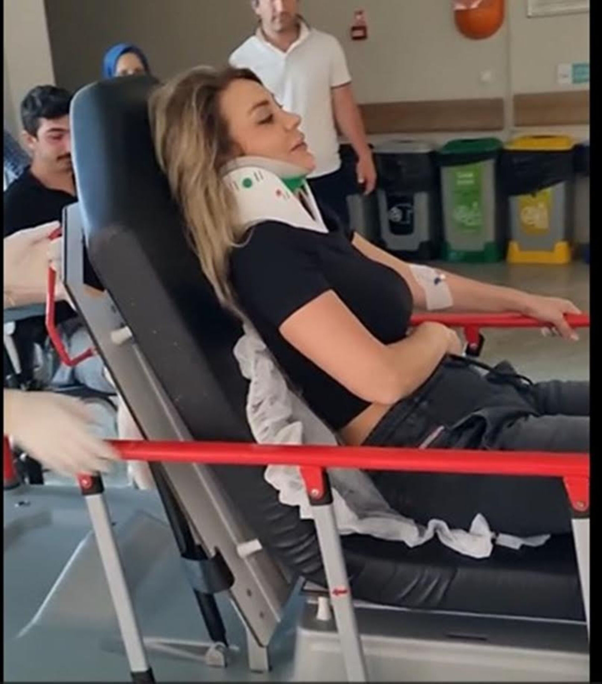 Klip çekiminde dehşet! Ünlü şarkıcı Pınar Yıldız ölümden döndü: Apar topar... Klip çekiminde dehşet! Ünlü şarkıcı Pınar Yıldız ölümden döndü: Apar topar... - 3. Resim