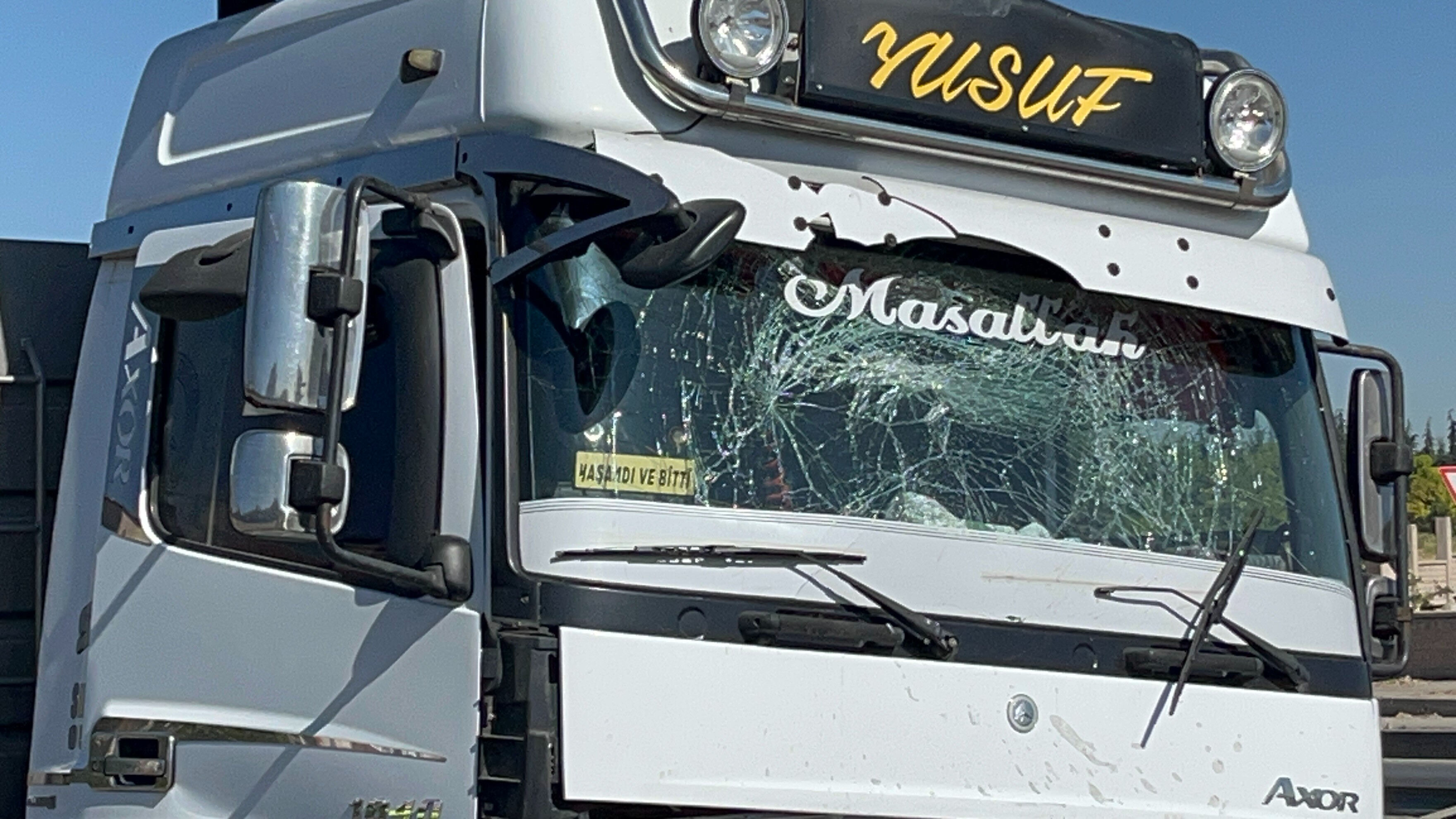 Kontrolden çıkan tır bariyerleri biçti! Camdaki yazı dikkat çekti Kontrolden çıkan tır bariyerleri biçti! Camdaki yazı dikkat çekti - 1. Resim
