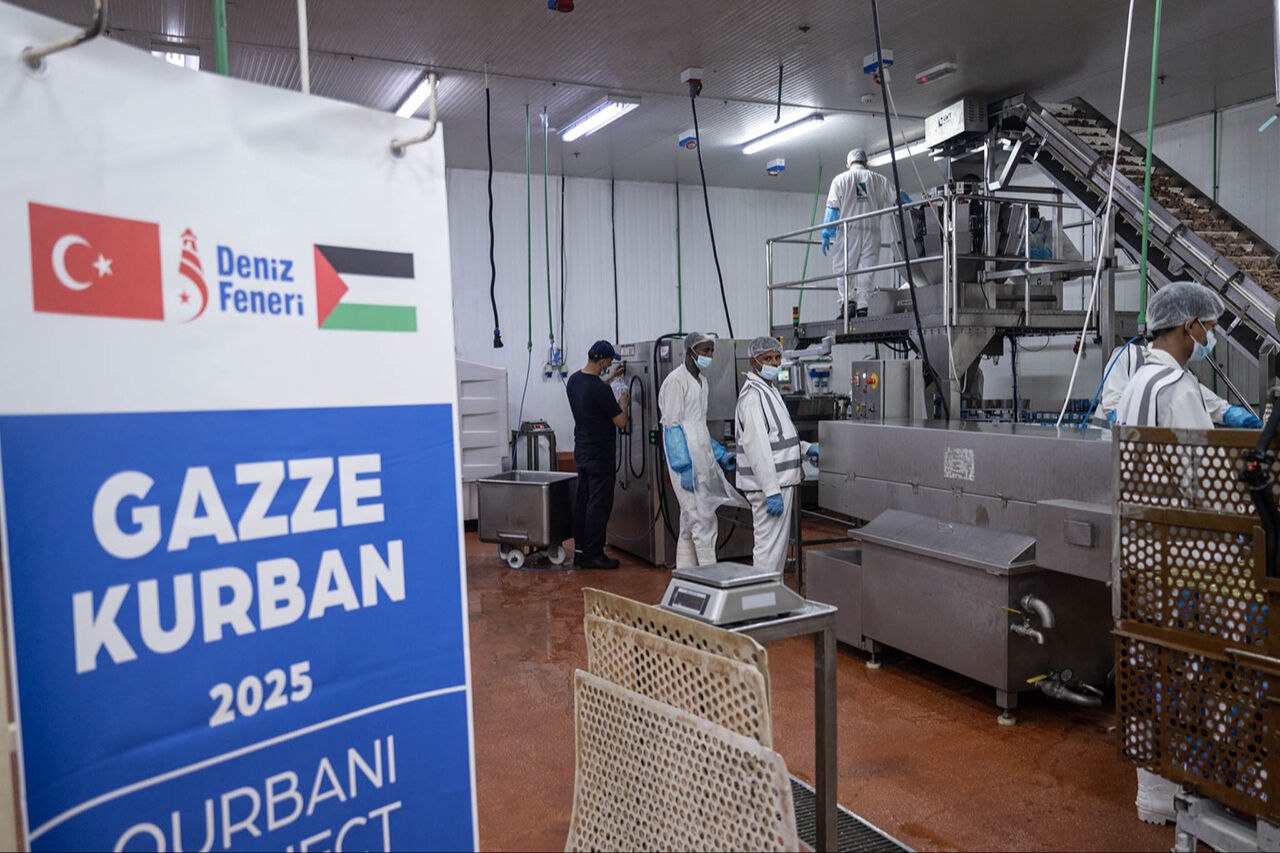 Kurbanlıkları Dubai'de konserve yapıp Gazze'ye gönderiyor! Deniz Feneri Derneği umuda vesile oluyor Kurbanlıkları Dubai'de konserve yapıp Gazze'ye gönderiyor! Deniz Feneri Derneği umuda vesile oluyor - 9. Resim