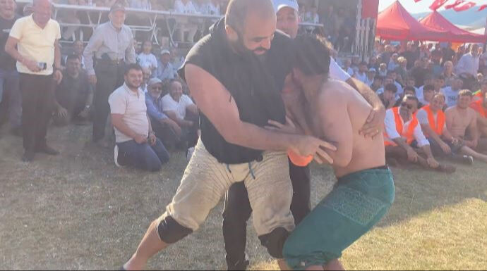 Pehlivan rakibin karıştırdı, er meydanında herkes kahkahaya boğuldu - 1. Resim