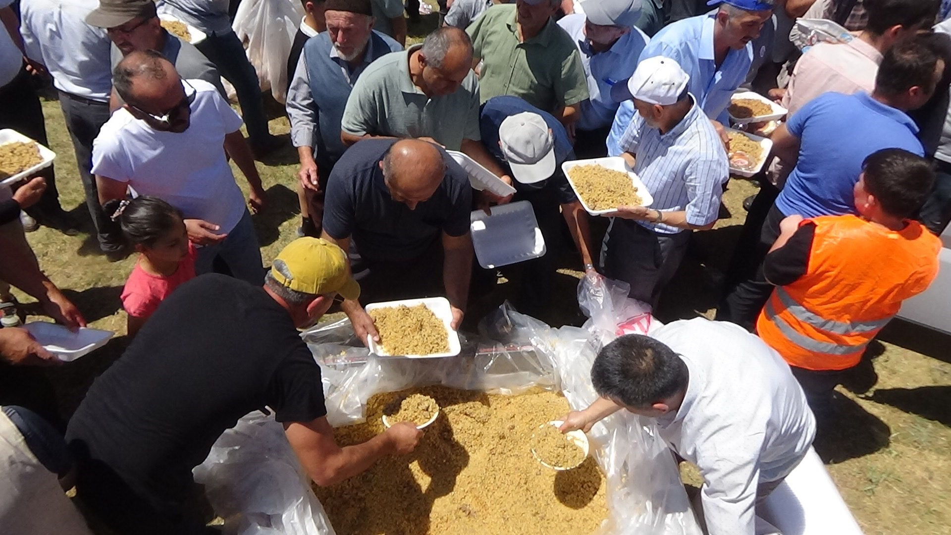 Pehlivan rakibin karıştırdı, er meydanında herkes kahkahaya boğuldu - 2. Resim