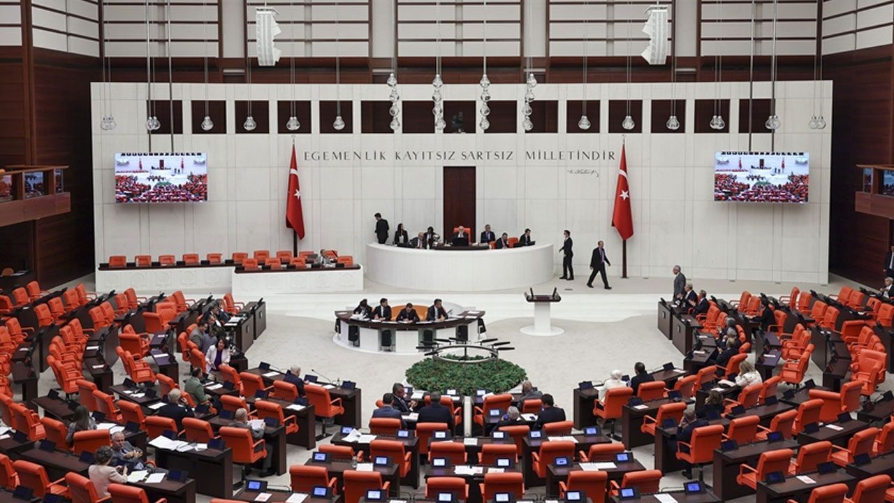 Peş peşe istifalar dengeleri değiştirdi! Meclis'te hangi partinin kaç milletvekili var? Peş peşe istifalar dengeleri değiştirdi! Meclis'te hangi partinin kaç milletvekili var?