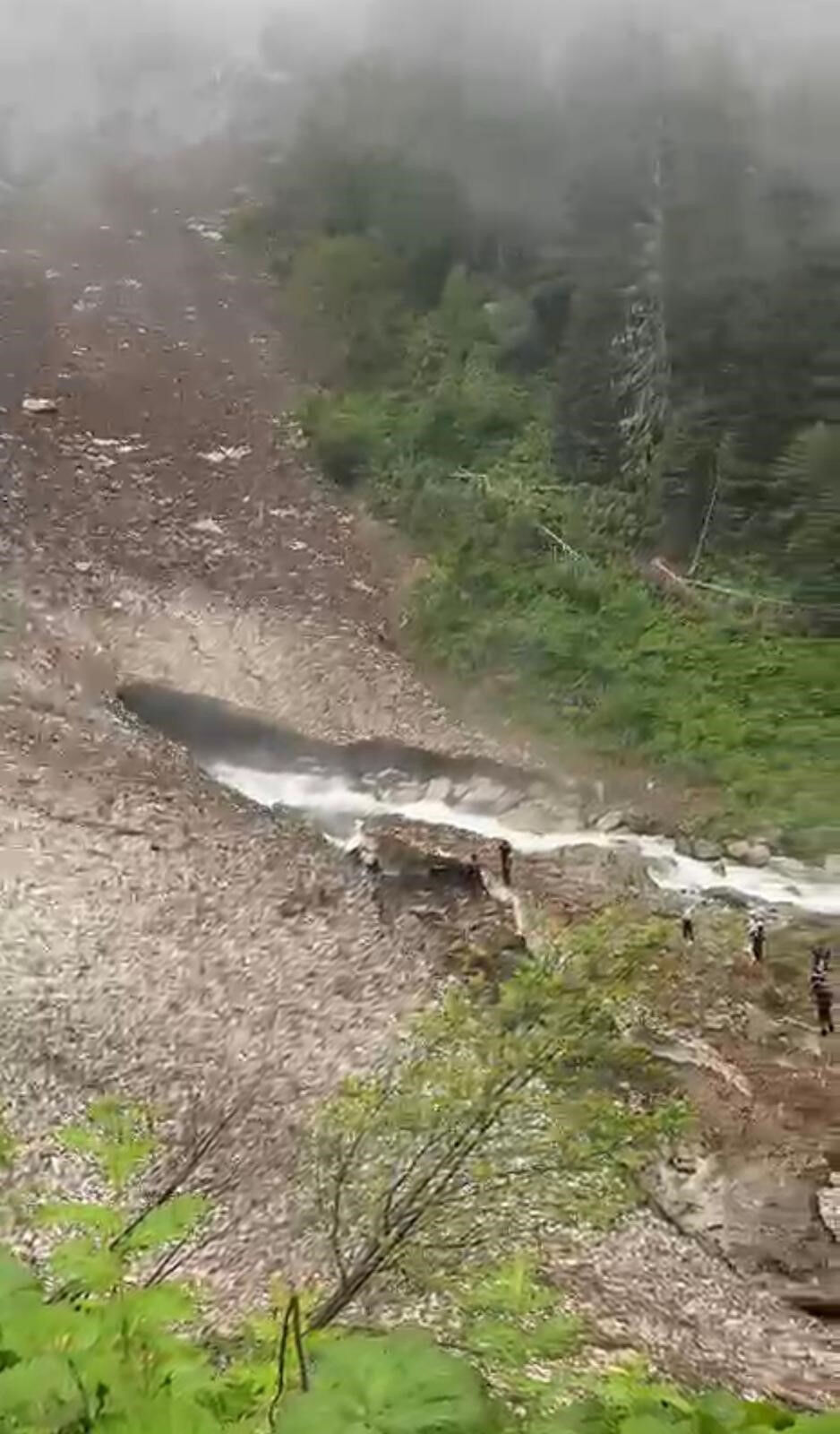 Rize'de yayla keyfi felaketle bitti! Kar yığını altında kalan 1 kişi aranıyor Rize'de yayla keyfi felaketle bitti! Kar yığını altında kalan 1 kişi aranıyor - 1. Resim