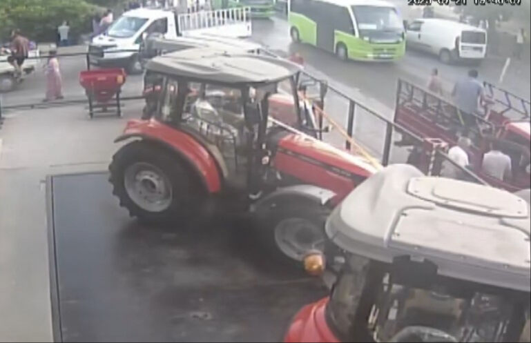 Silahlar patladı, sopalar, taşlar havada uçuştu! İki aile sokak kavgasına girdi, 8 kişi hastanelik oldu Silahlar patladı, sopalar, taşlar havada uçuştu! İki aile sokak kavgasına girdi, 8 kişi hastanelik oldu - 2. Resim