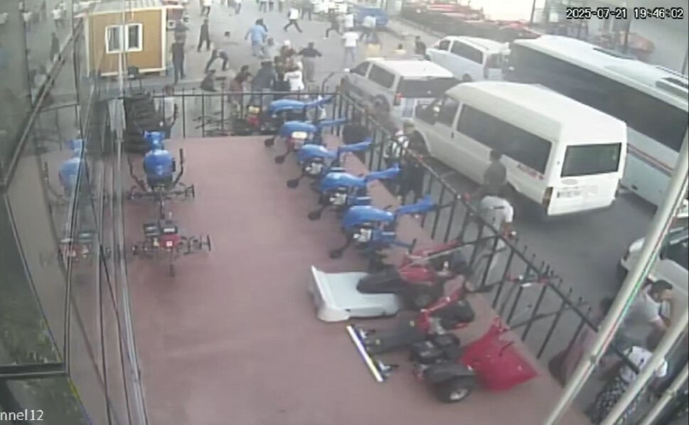 Silahlar patladı, sopalar, taşlar havada uçuştu! İki aile sokak kavgasına girdi, 8 kişi hastanelik oldu Silahlar patladı, sopalar, taşlar havada uçuştu! İki aile sokak kavgasına girdi, 8 kişi hastanelik oldu - 1. Resim