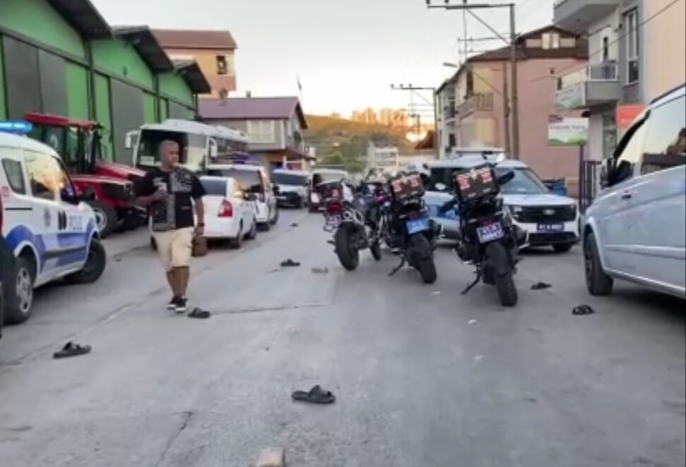 Silahlar patladı, sopalar, taşlar havada uçuştu! İki aile sokak kavgasına girdi, 8 kişi hastanelik oldu Silahlar patladı, sopalar, taşlar havada uçuştu! İki aile sokak kavgasına girdi, 8 kişi hastanelik oldu - 2. Resim