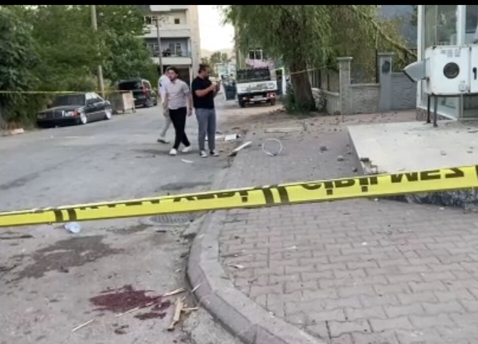 Silahlar patladı, sopalar, taşlar havada uçuştu! İki aile sokak kavgasına girdi, 8 kişi hastanelik oldu Silahlar patladı, sopalar, taşlar havada uçuştu! İki aile sokak kavgasına girdi, 8 kişi hastanelik oldu - 3. Resim