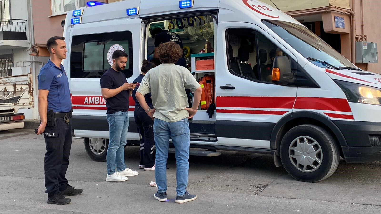 Sokak değil savaş alanı! Husumetli oldukları ailenin evini bastılar: 2 ağır yaralı Sokak değil savaş alanı! Husumetli oldukları ailenin evini bastılar: 2 ağır yaralı - 2. Resim