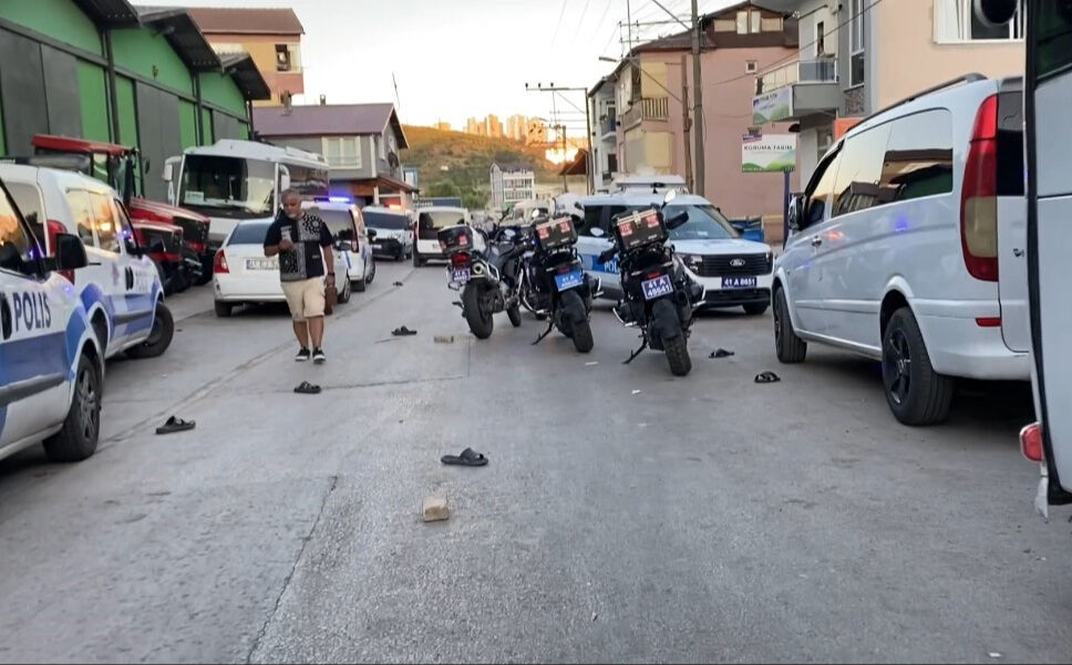 Sokak değil savaş alanı! Husumetli oldukları ailenin evini bastılar: 2 ağır yaralı Sokak değil savaş alanı! Husumetli oldukları ailenin evini bastılar: 2 ağır yaralı - 1. Resim