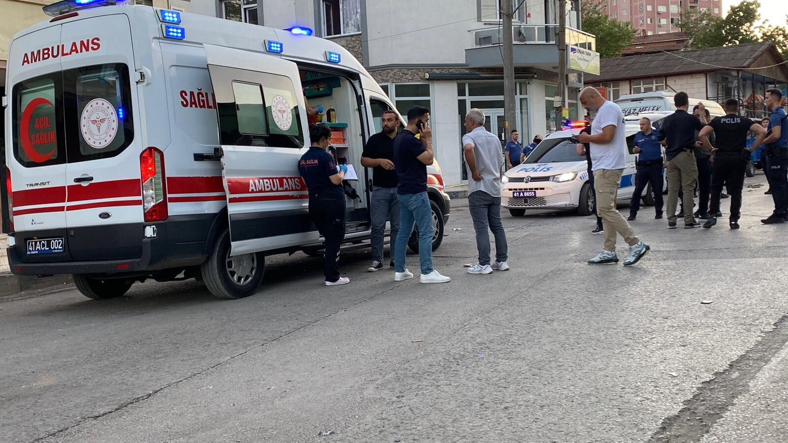 Sokak değil savaş alanı! Husumetli oldukları ailenin evini bastılar: 2 ağır yaralı Sokak değil savaş alanı! Husumetli oldukları ailenin evini bastılar: 2 ağır yaralı - 3. Resim