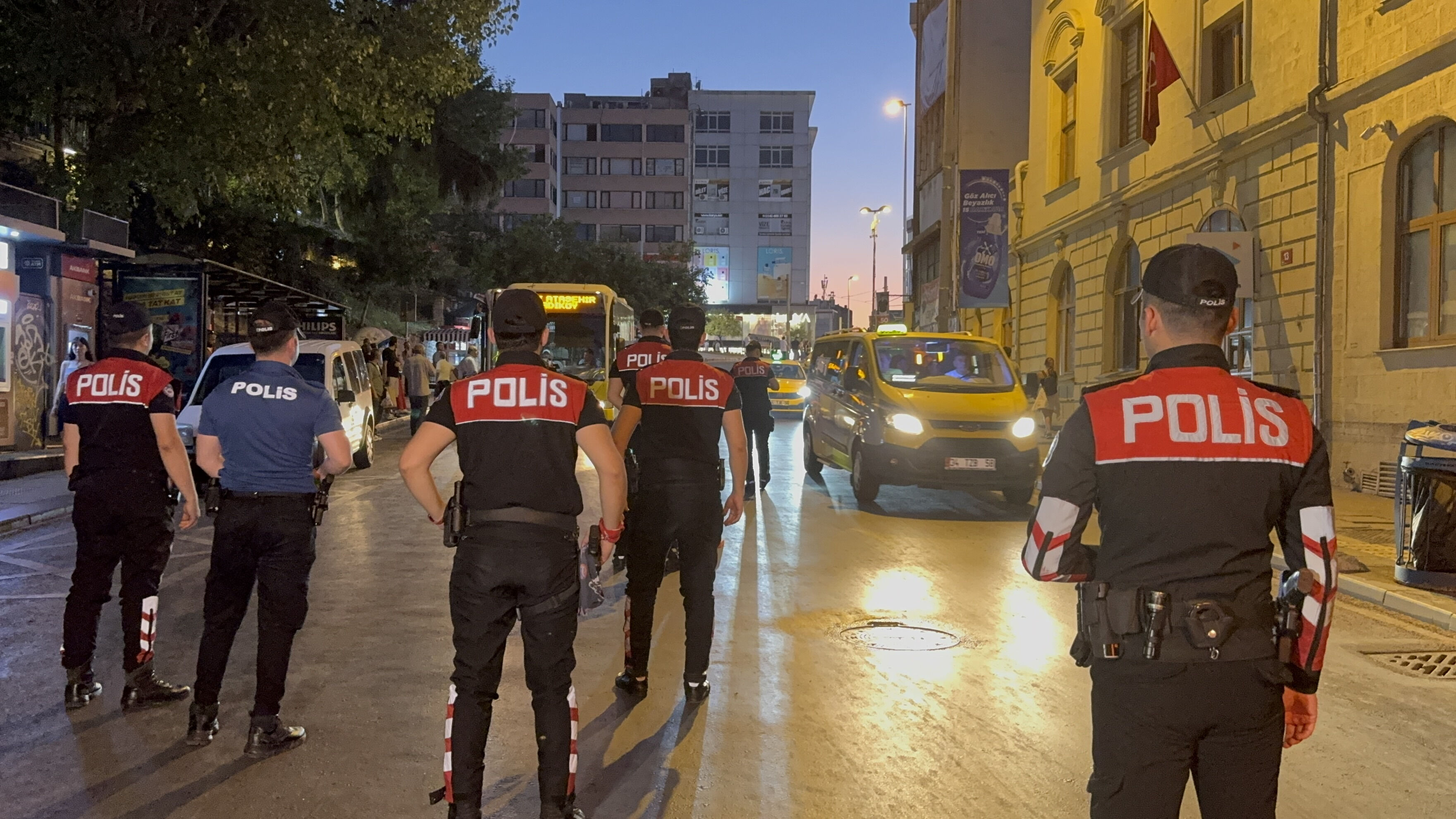 Taksim'de helikopter destekli 'Huzur İstanbul' uygulaması Taksim'de helikopter destekli 'Huzur İstanbul' uygulaması - 1. Resim