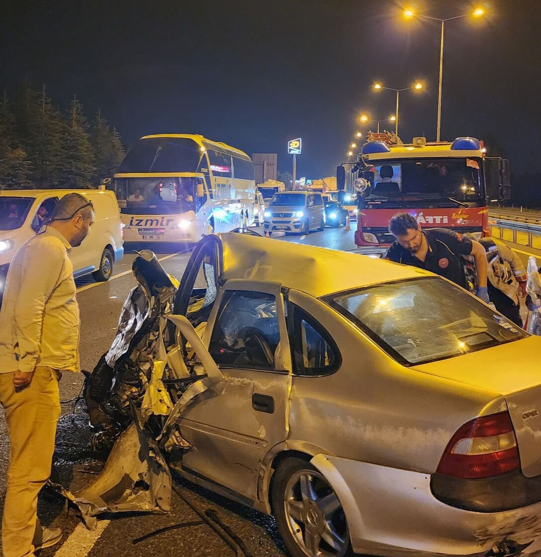 Ters yön dehşeti! Kafa kafaya çarpıştı, 2 kişiyi hayattan kopardı Ters yön dehşeti! Kafa kafaya çarpıştı, 2 kişiyi hayattan kopardı - 2. Resim