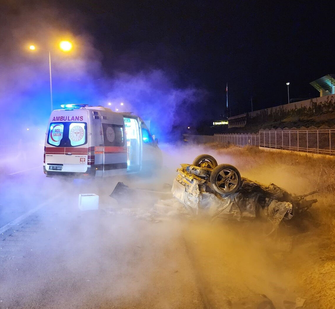 Ters yön dehşeti! Kafa kafaya çarpıştı, 2 kişiyi hayattan kopardı Ters yön dehşeti! Kafa kafaya çarpıştı, 2 kişiyi hayattan kopardı - 1. Resim