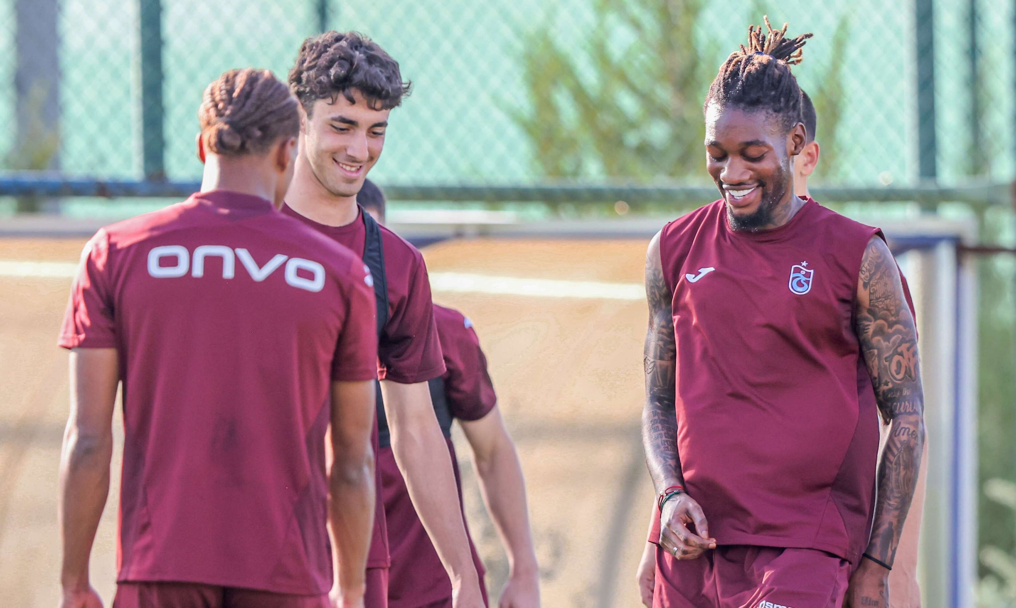 Trabzonspor'da hazırlıklar sürüyor! Taraftardan kampa yoğun ilgi Trabzonspor'da hazırlıklar sürüyor! Taraftardan kampa yoğun ilgi - 1. Resim