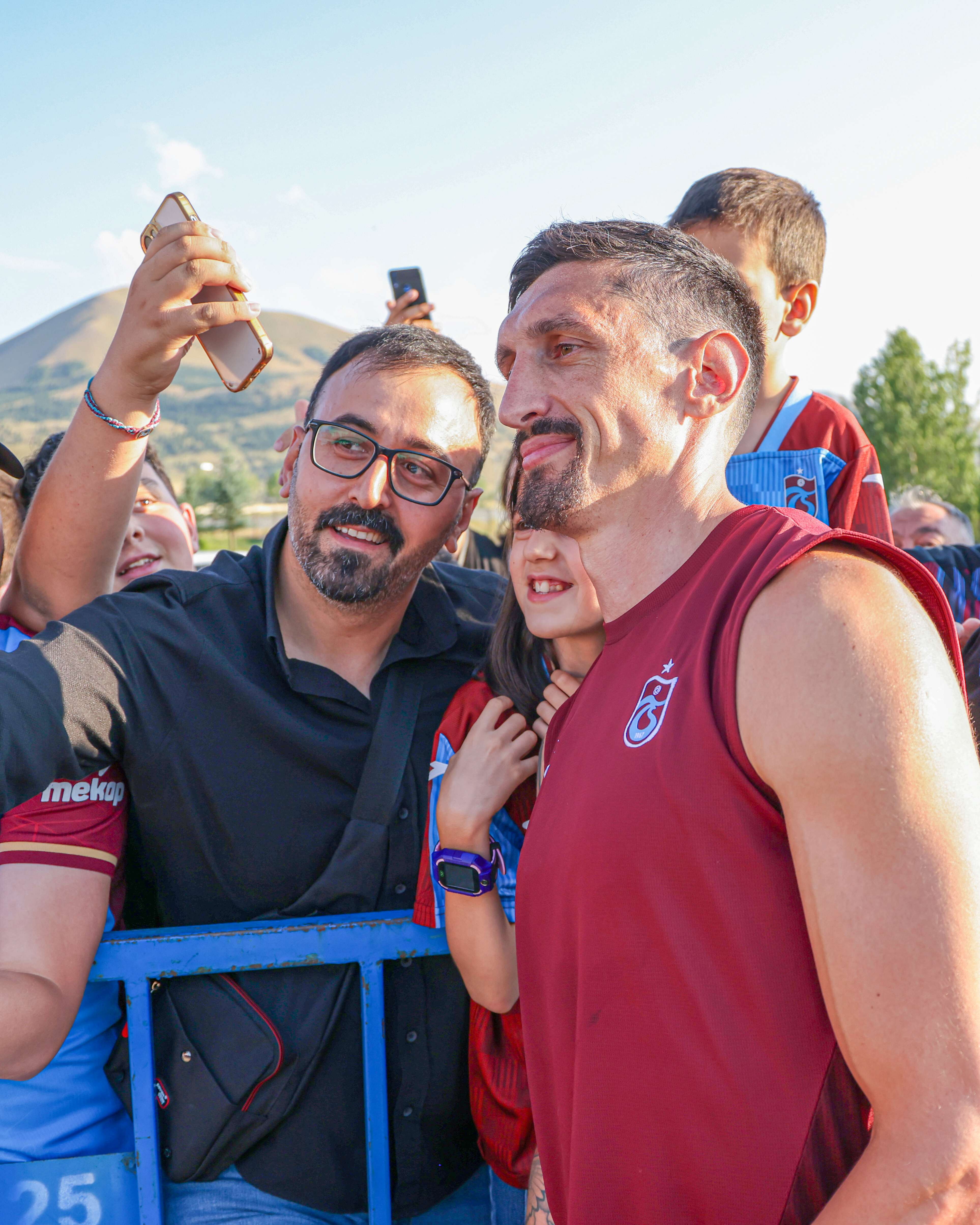 Trabzonspor'da hazırlıklar sürüyor! Taraftardan kampa yoğun ilgi Trabzonspor'da hazırlıklar sürüyor! Taraftardan kampa yoğun ilgi - 7. Resim