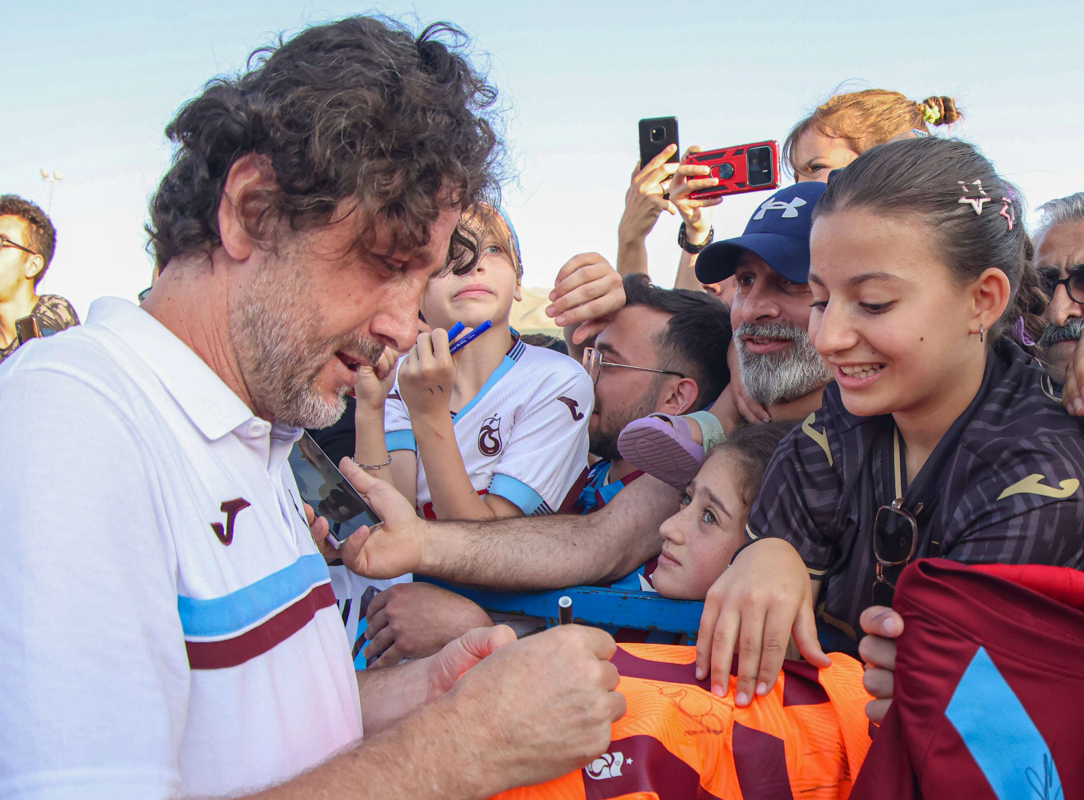 Trabzonspor'da hazırlıklar sürüyor! Taraftardan kampa yoğun ilgi Trabzonspor'da hazırlıklar sürüyor! Taraftardan kampa yoğun ilgi - 3. Resim