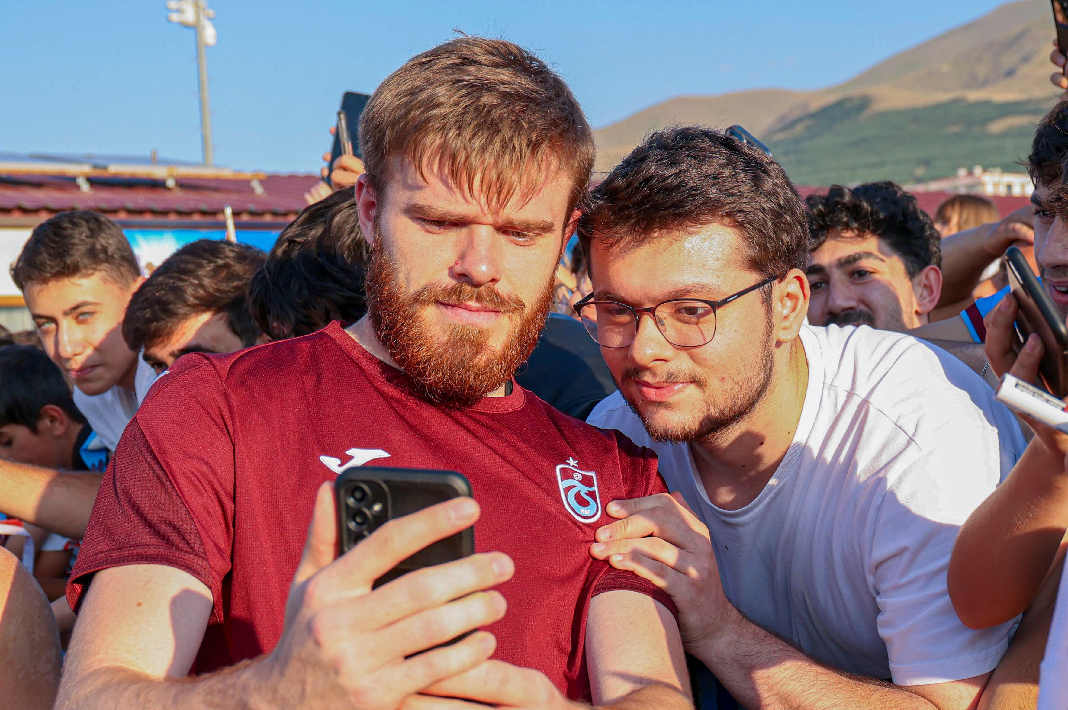 Trabzonspor'da hazırlıklar sürüyor! Taraftardan kampa yoğun ilgi Trabzonspor'da hazırlıklar sürüyor! Taraftardan kampa yoğun ilgi - 5. Resim