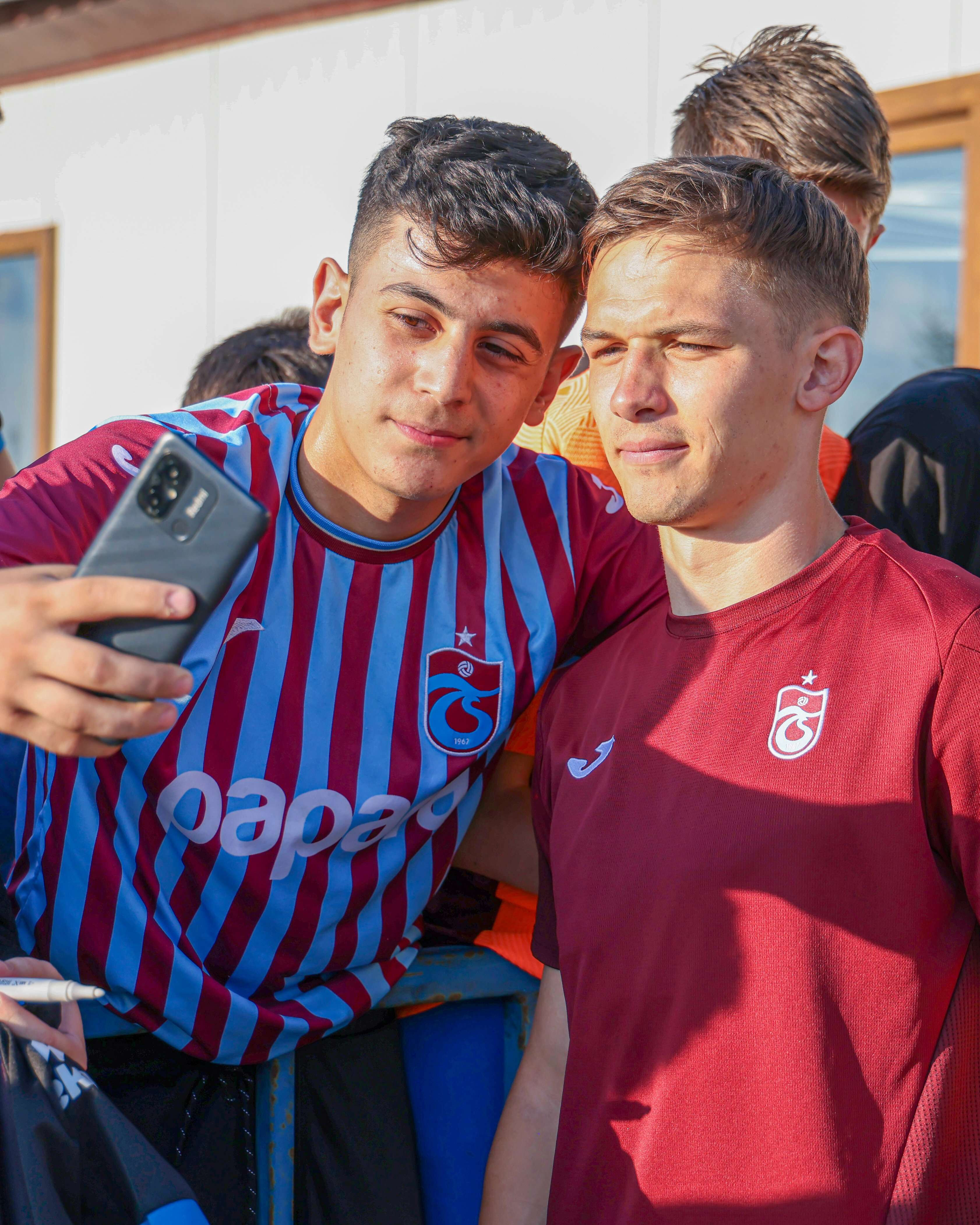 Trabzonspor'da hazırlıklar sürüyor! Taraftardan kampa yoğun ilgi Trabzonspor'da hazırlıklar sürüyor! Taraftardan kampa yoğun ilgi - 8. Resim