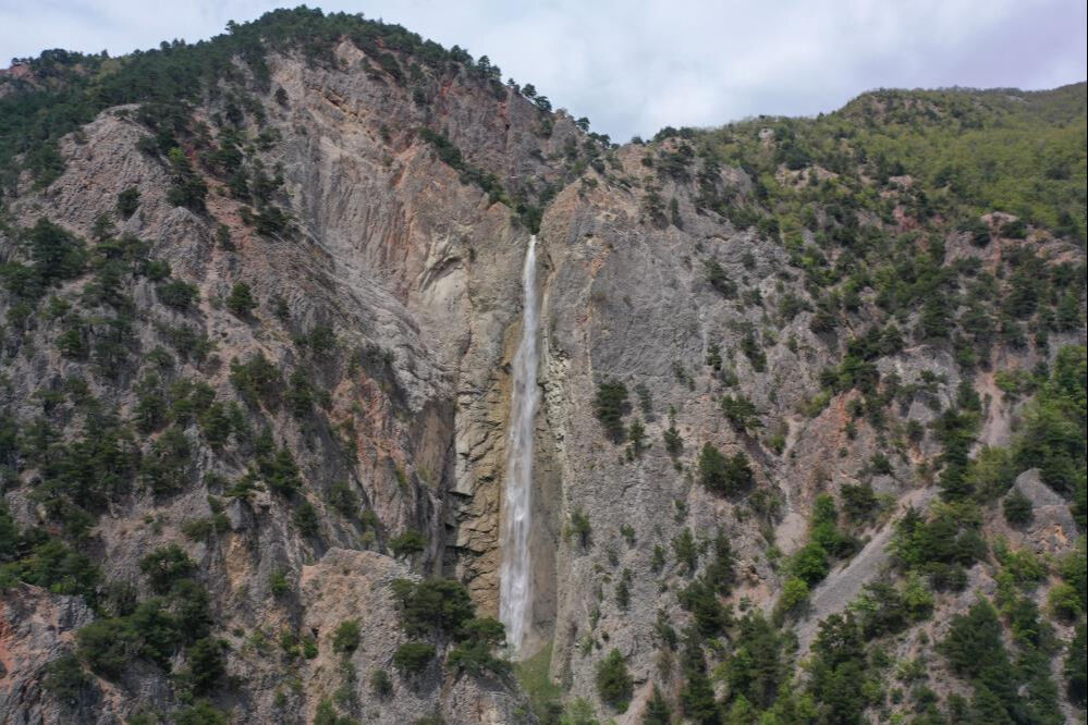 Yakın tarihte g&uuml;r&uuml;l g&uuml;r&uuml;l akıyordu! &Uuml;nl&uuml; şelale 10 g&uuml;nde tamamen kurudu - 1. Resim